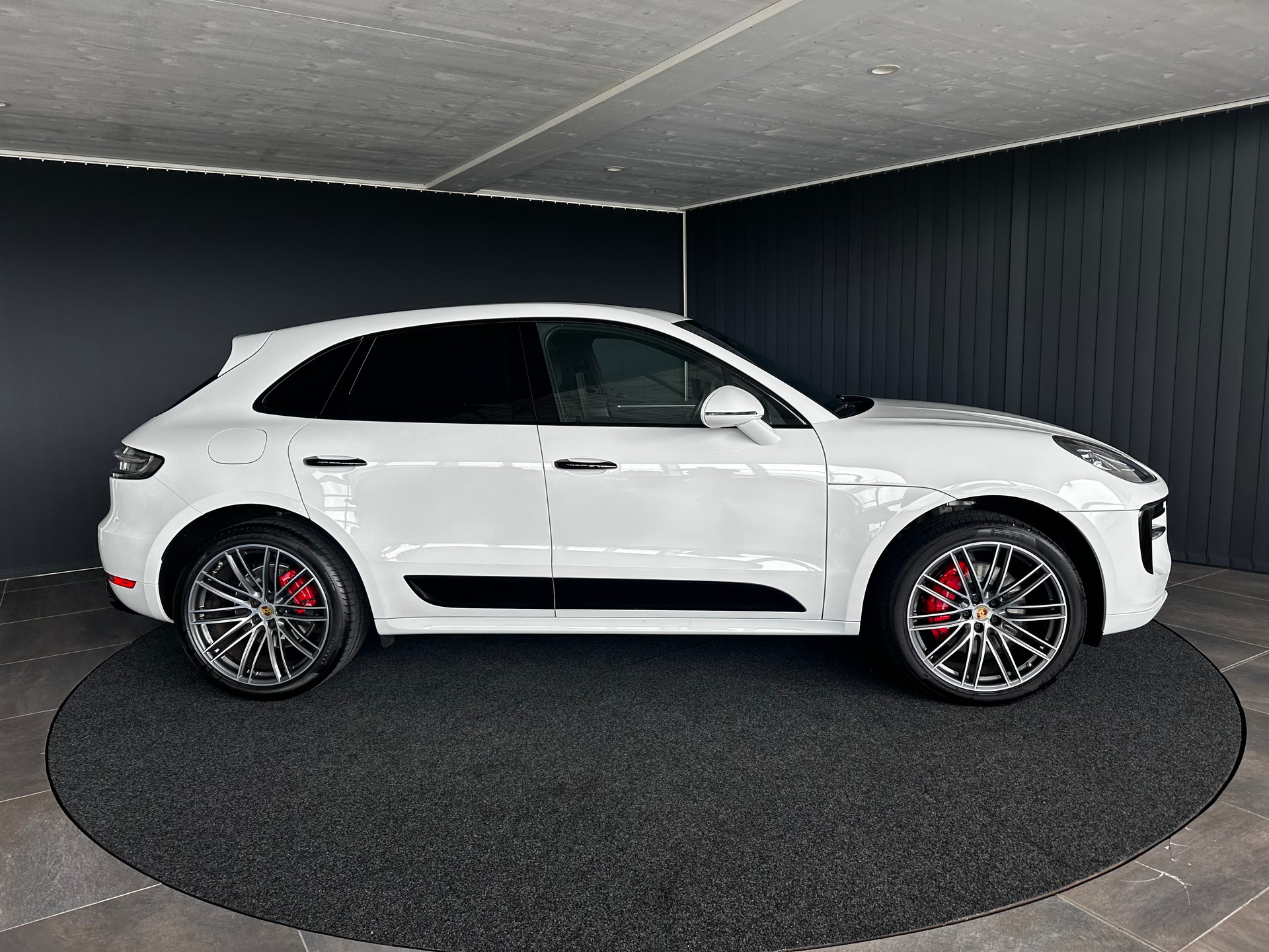 PORSCHE Macan GTS-showroom-element-3