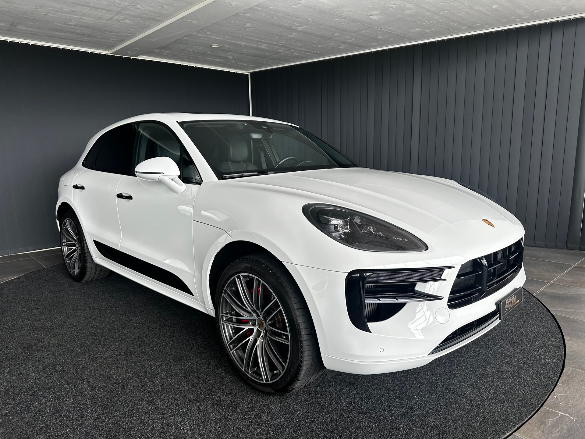 PORSCHE Macan GTS-showroom-element-2