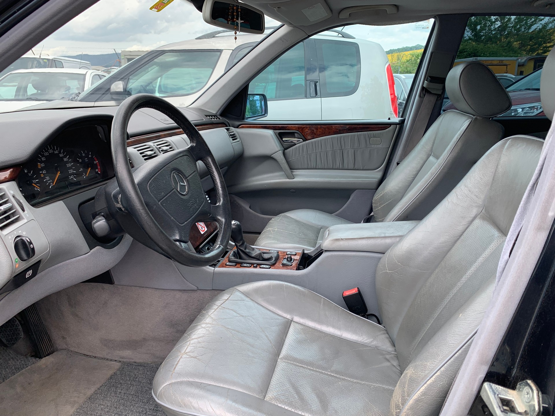 MERCEDES-BENZ E 220 CDI Avantgarde-image-9