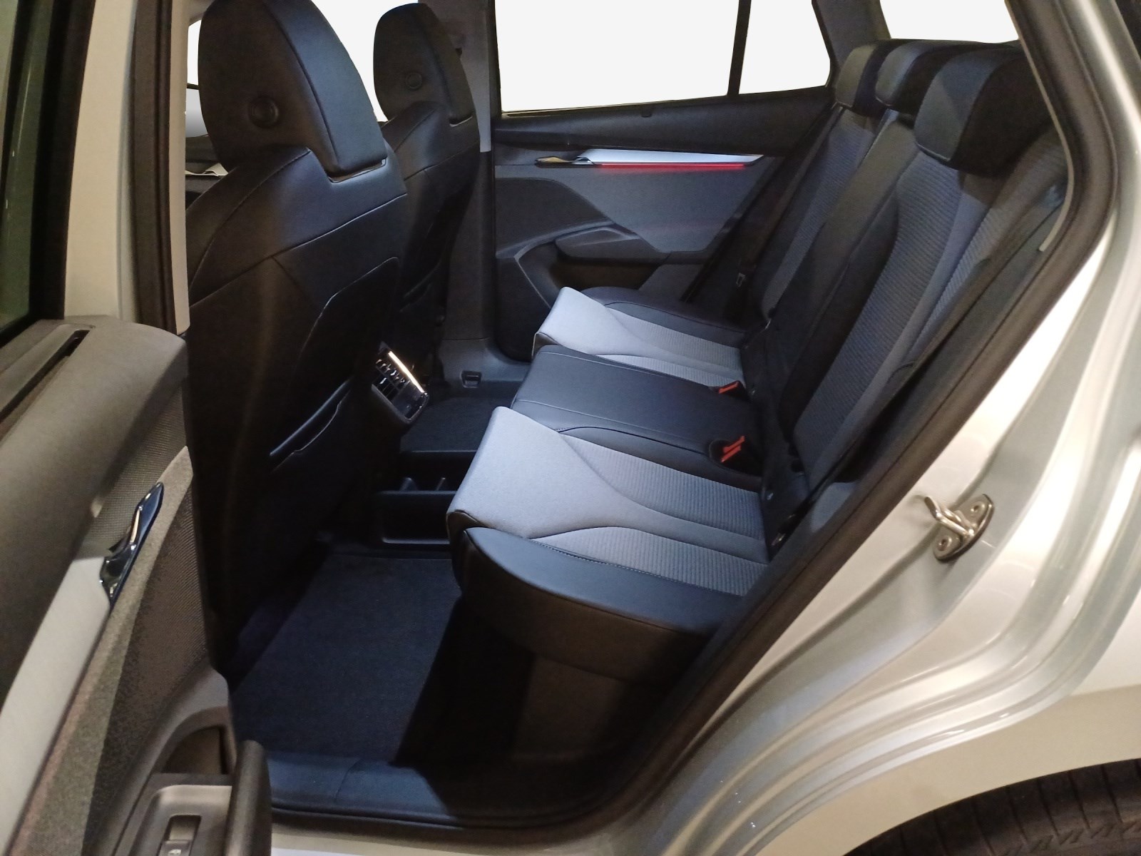 SKODA Enyaq iV 80-image-8