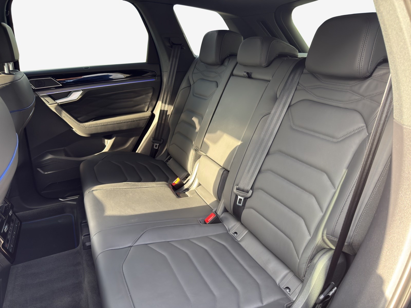 VW Touareg 3.0 TSI eHybrid R Tiptronic-image-11