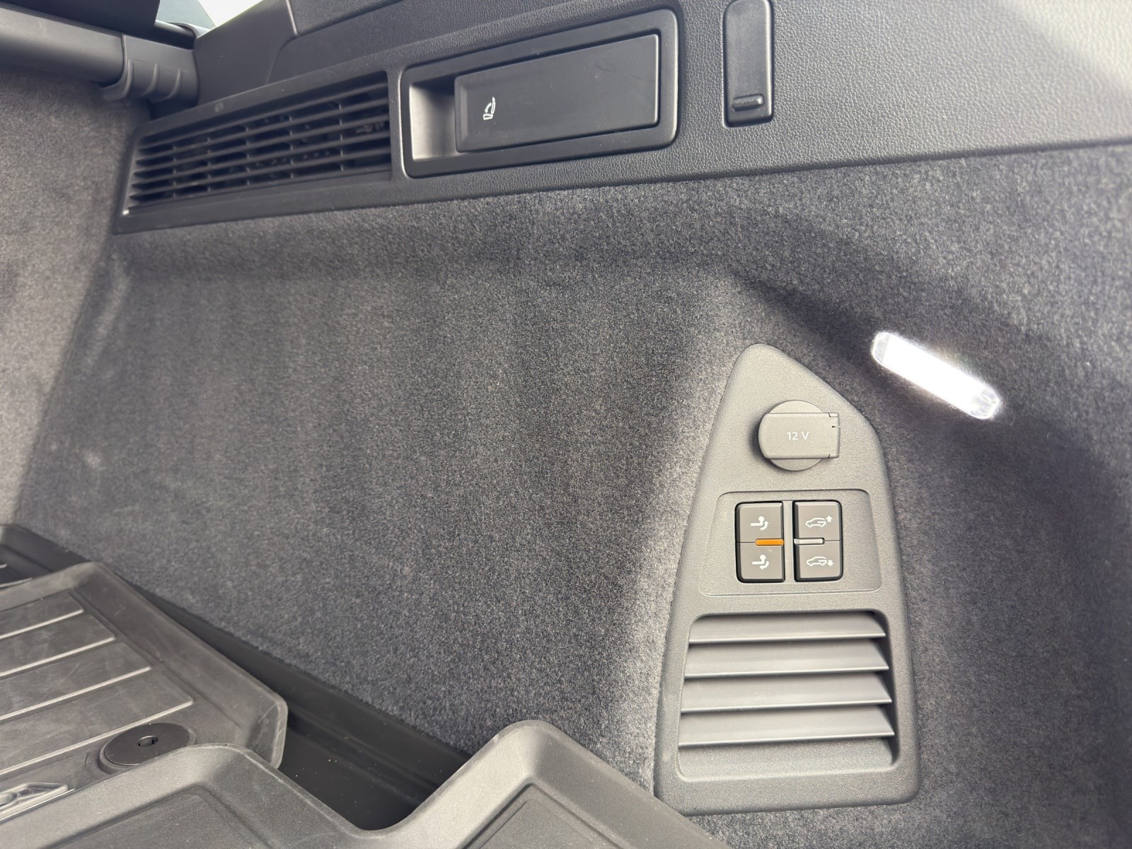 VW Touareg 3.0 TSI eHybrid R Tiptronic-image-14