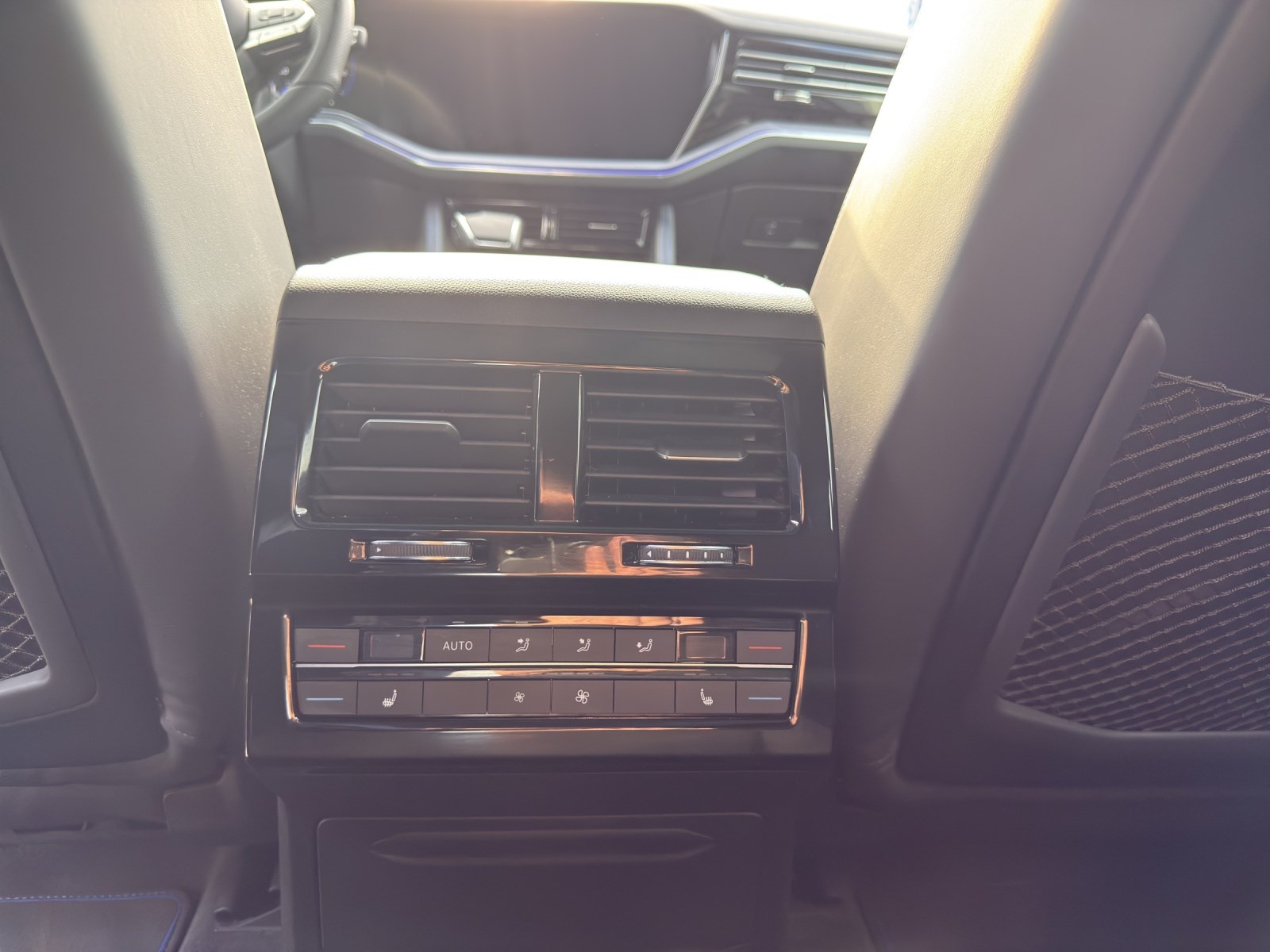 VW Touareg 3.0 TSI eHybrid R Tiptronic-image-15