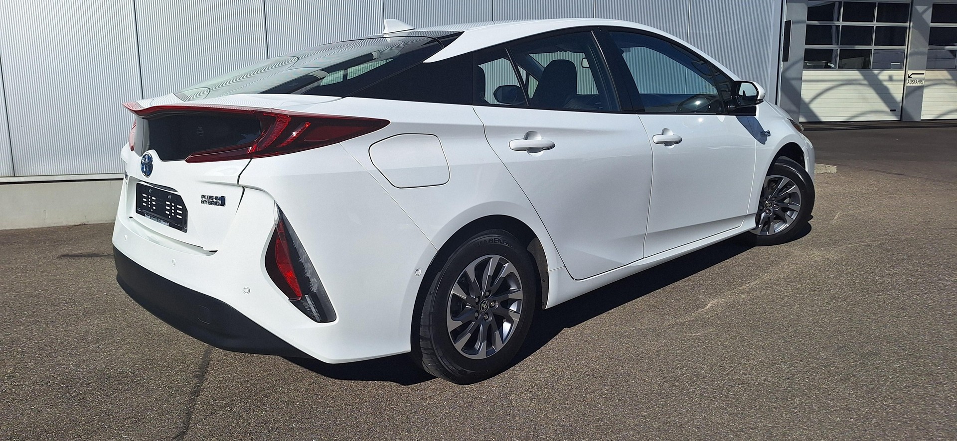 TOYOTA Prius 1.8 VVTi HSD Plug-In Premium-showroom-element-2