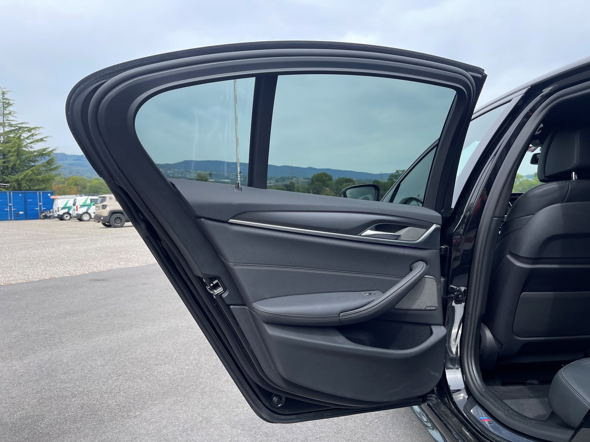 BMW 530e xDrive Pure M Sport Steptronic-image-11