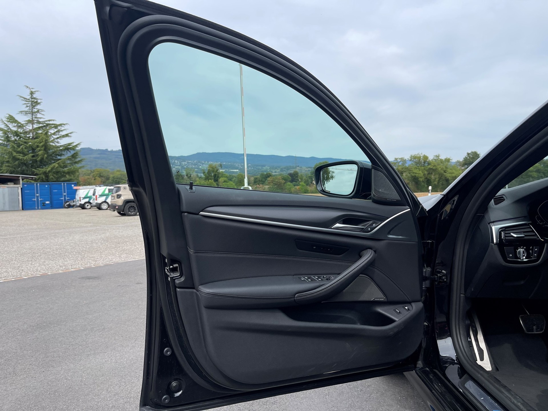BMW 530e xDrive Pure M Sport Steptronic-image-9