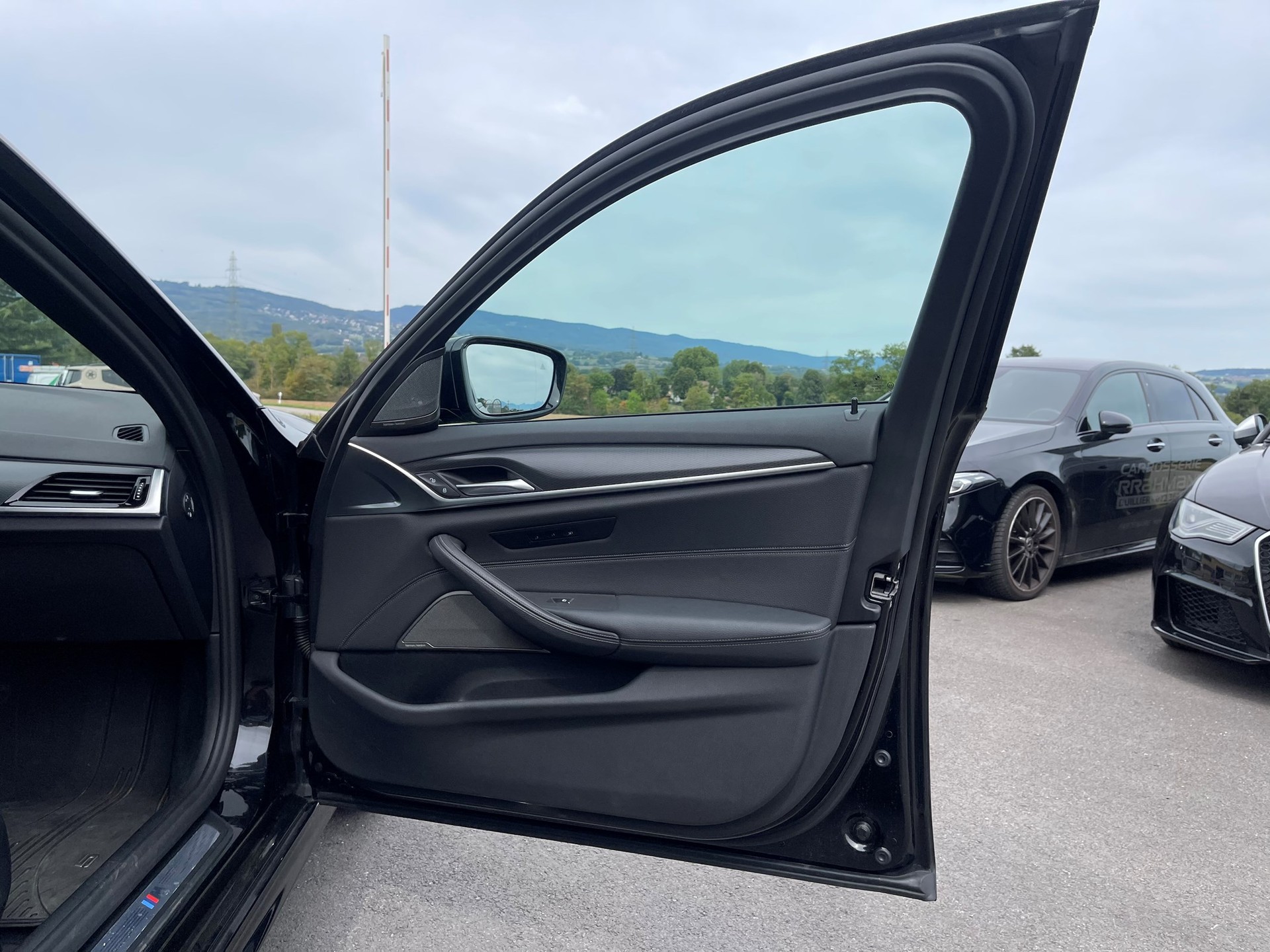 BMW 530e xDrive Pure M Sport Steptronic-image-18