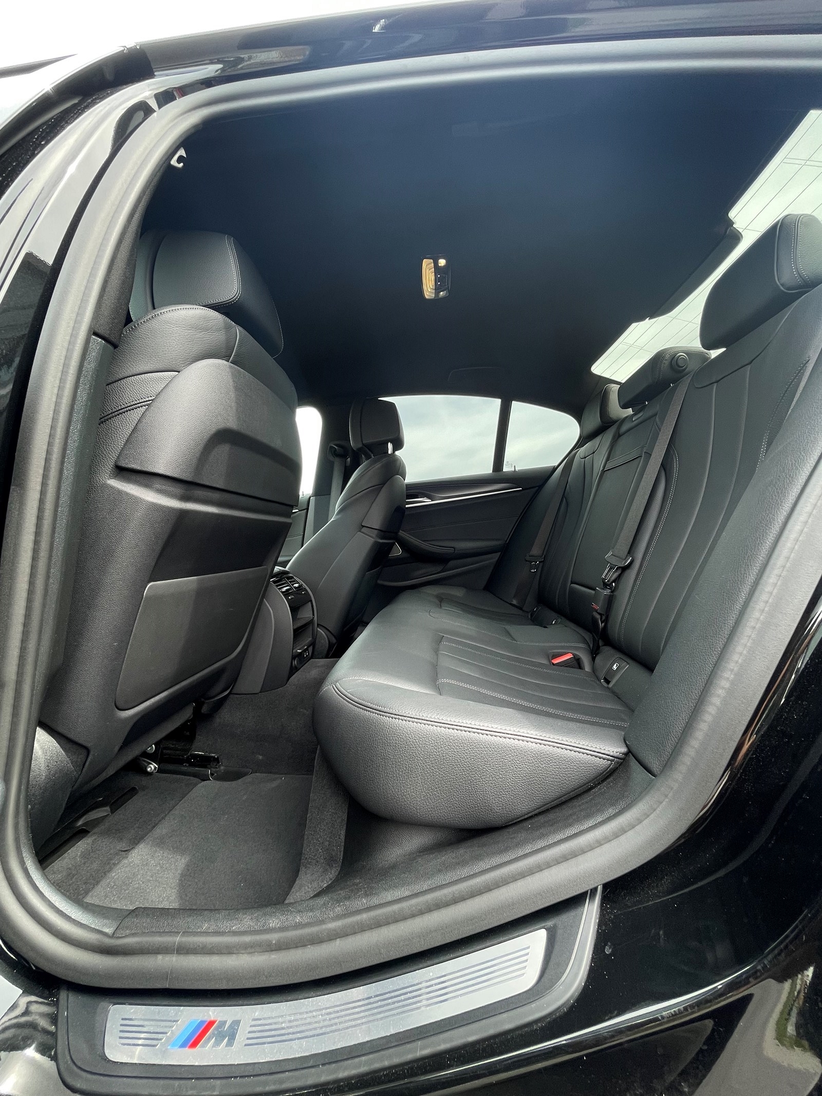 BMW 530e xDrive Pure M Sport Steptronic-image-12
