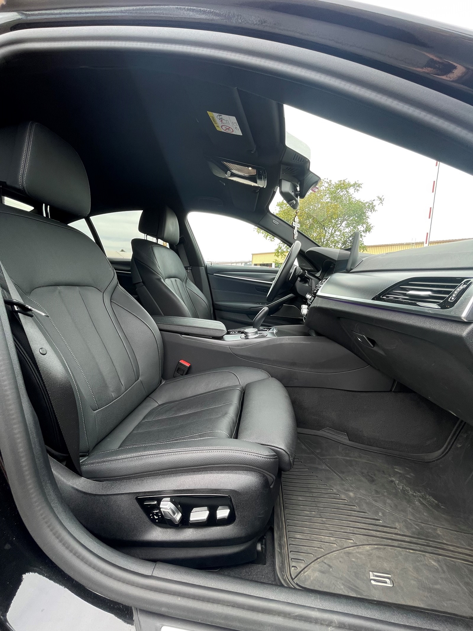 BMW 530e xDrive Pure M Sport Steptronic-image-19