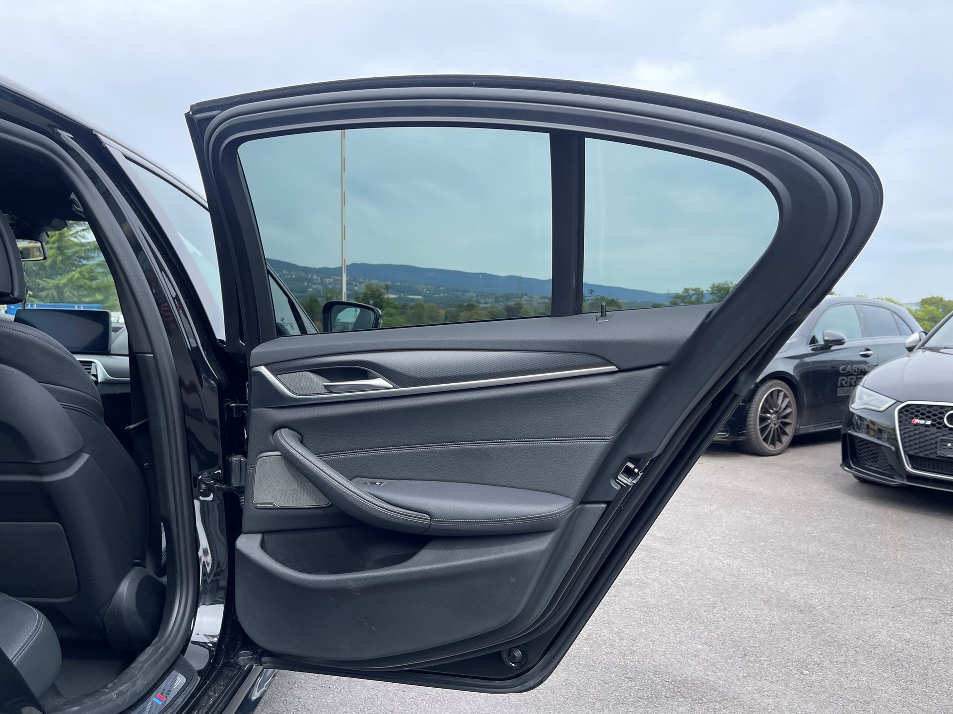 BMW 530e xDrive Pure M Sport Steptronic-image-16