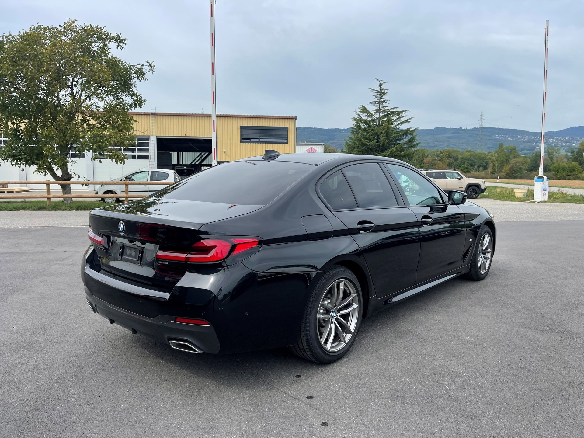 BMW 530e xDrive Pure M Sport Steptronic-image-2