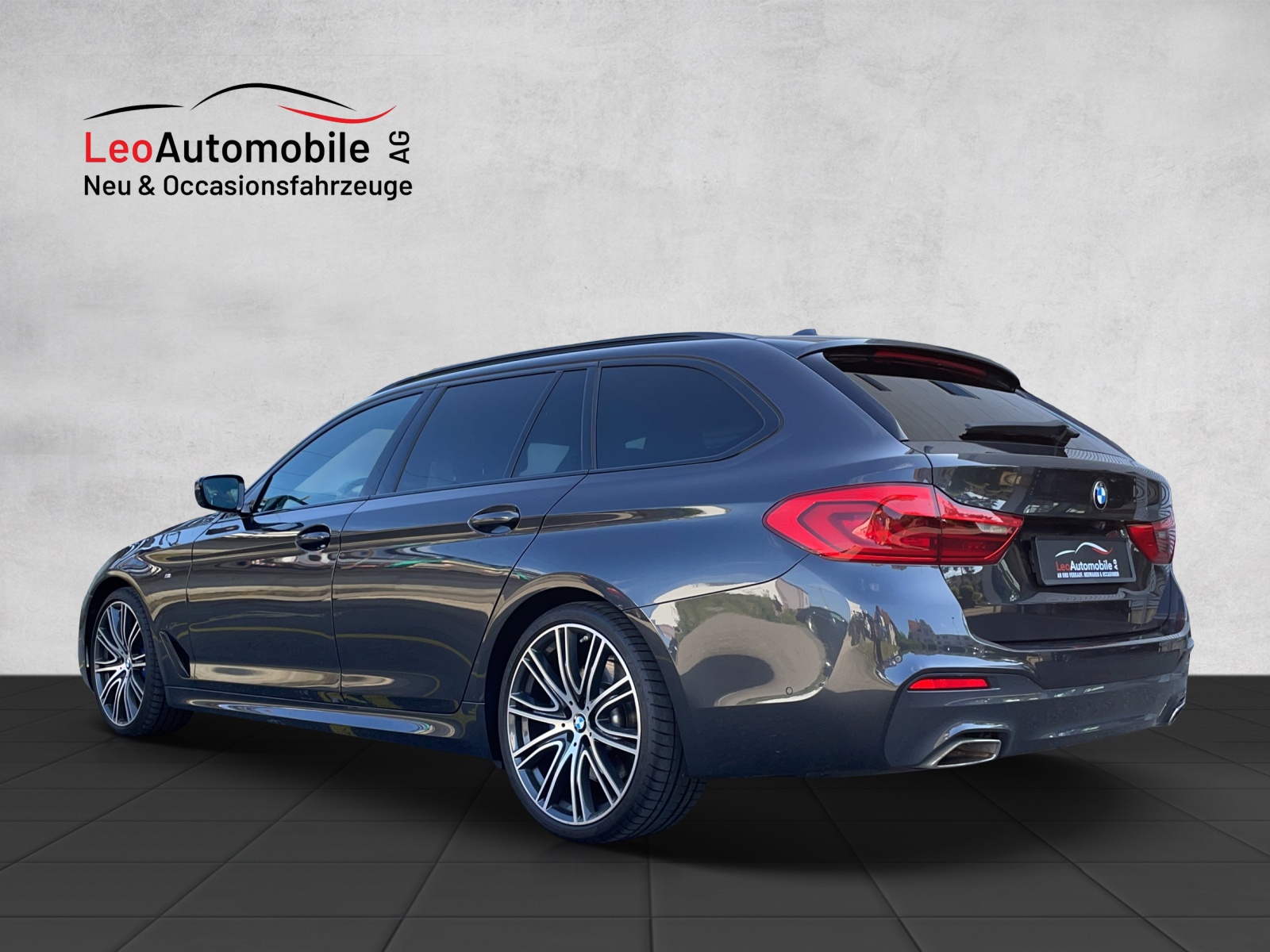 BMW 540D Drive Touring-showroom-element-2