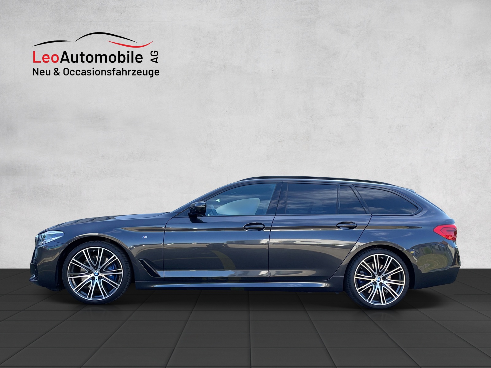 BMW 540D Drive Touring-showroom-element-1