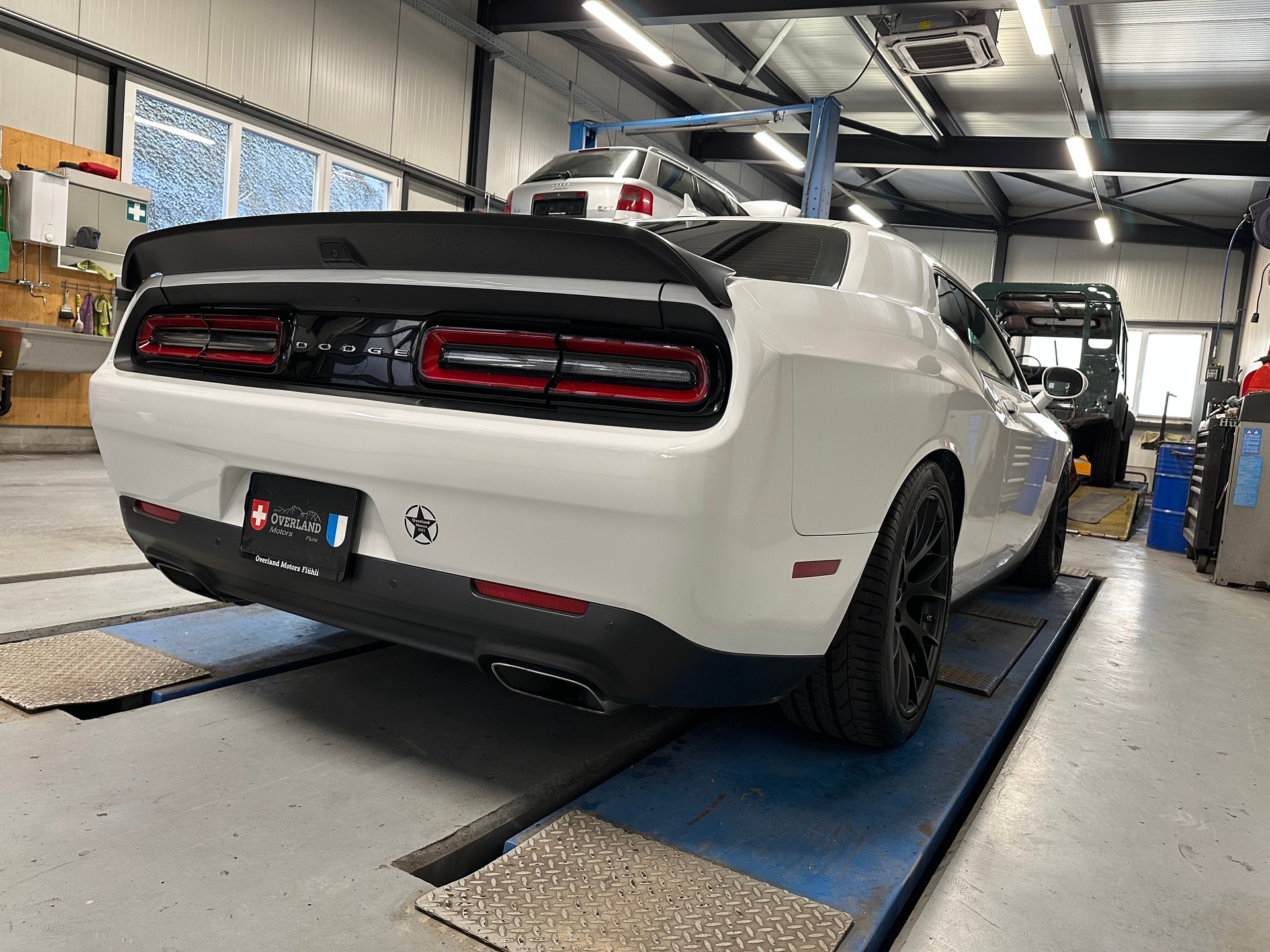 DODGE SRT8-image-4
