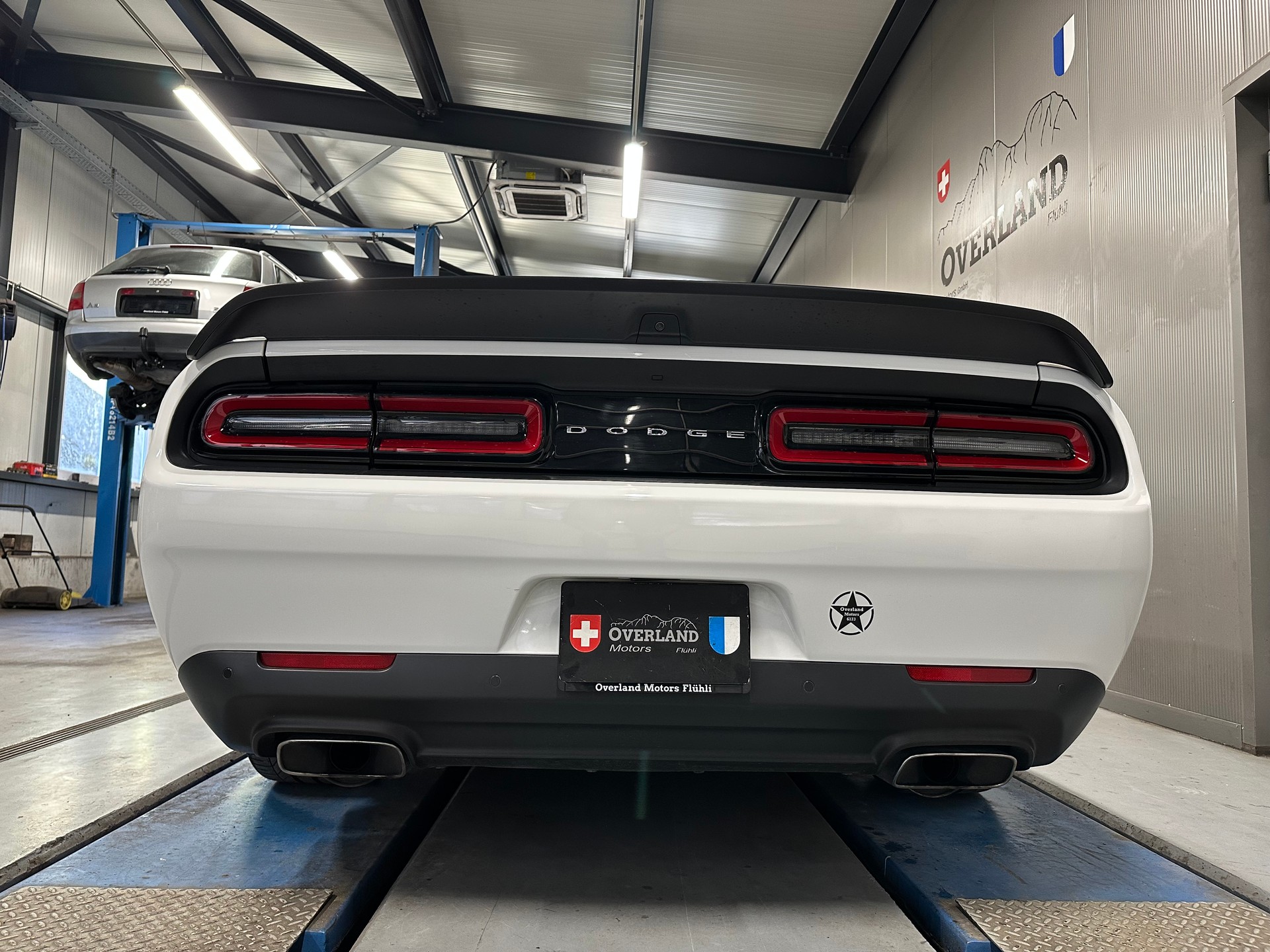 DODGE SRT8-showroom-element-3