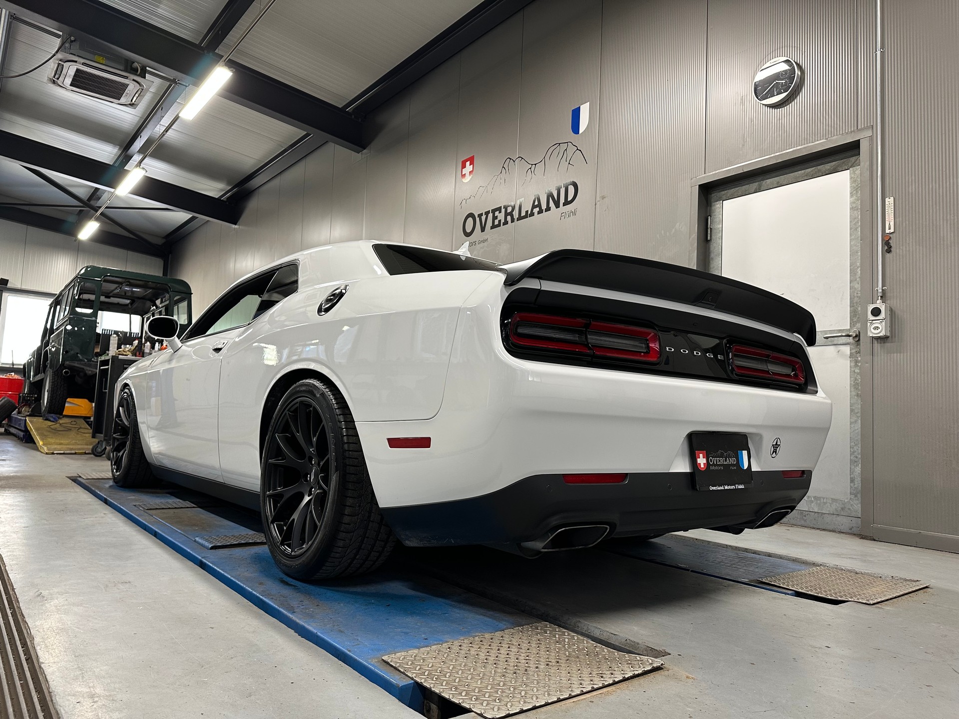 DODGE SRT8-showroom-element-2