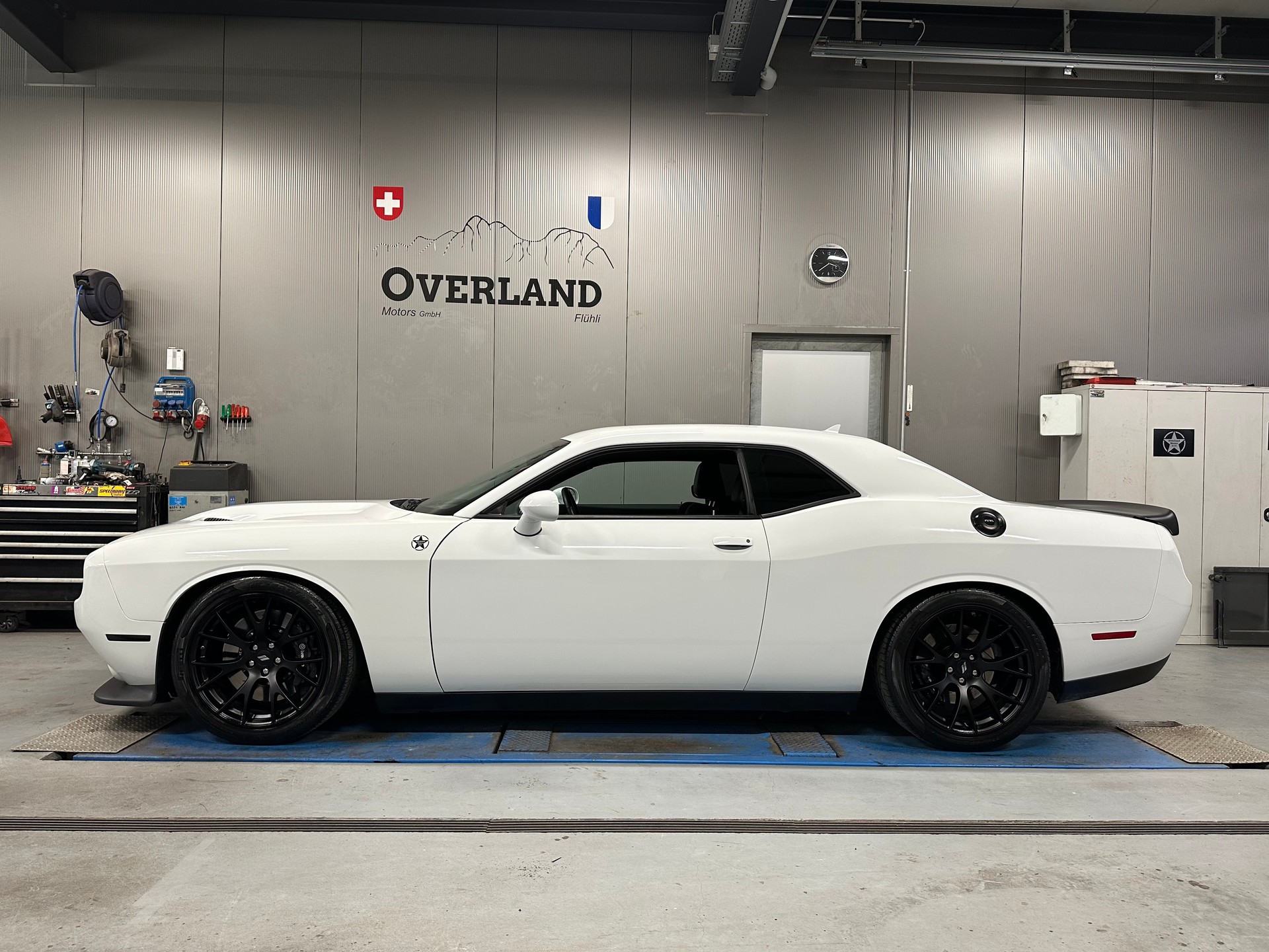 DODGE SRT8-showroom-element-1