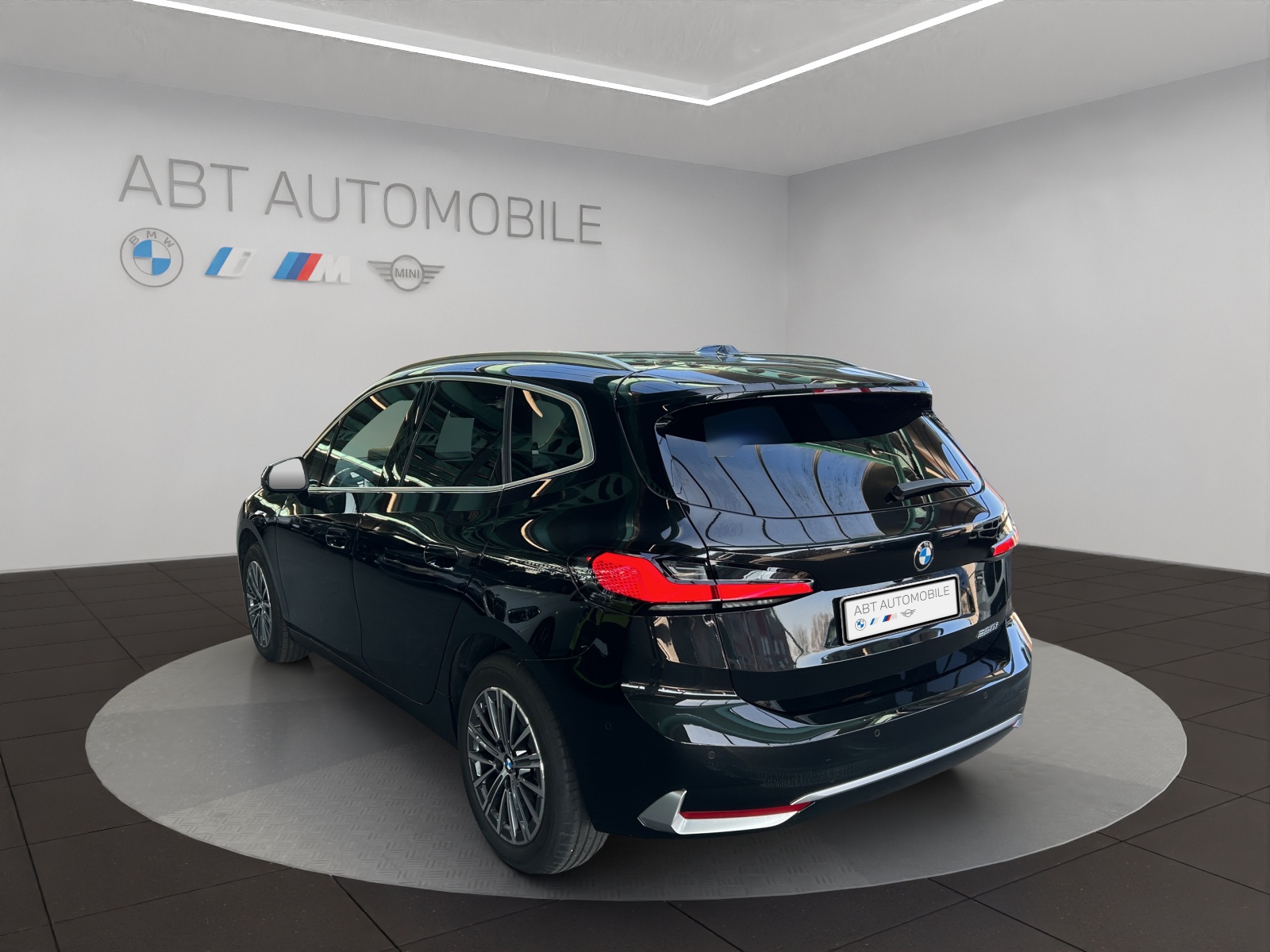BMW 220i Active Tourer Luxury-showroom-element-3