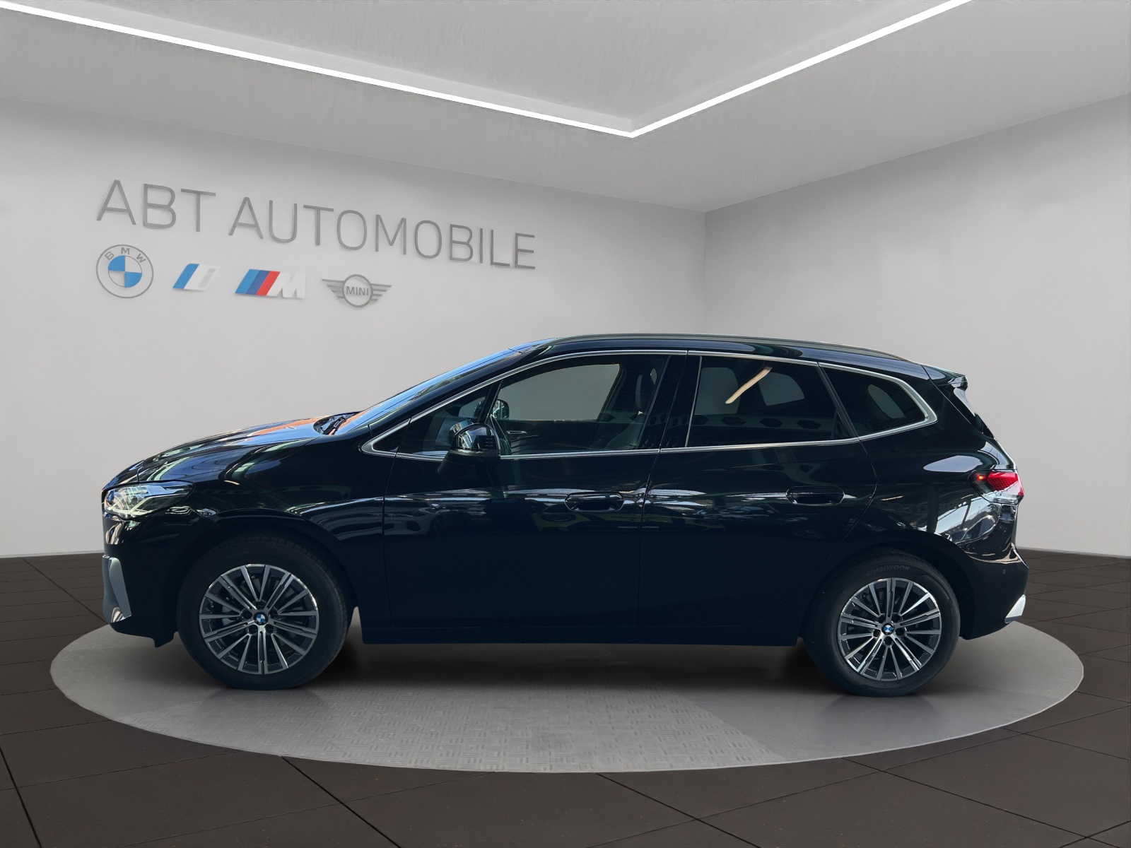 BMW 220i Active Tourer Luxury-showroom-element-2