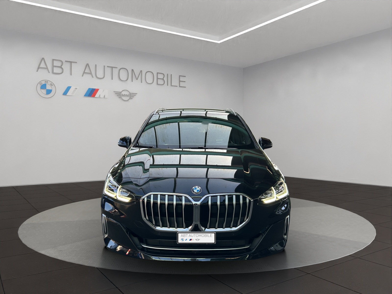 BMW 220i Active Tourer Luxury-showroom-element-1