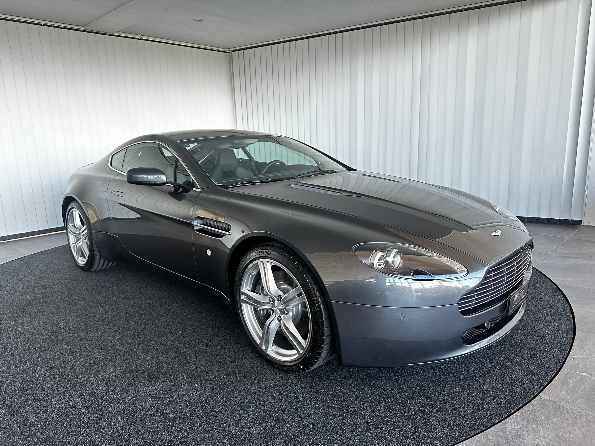 ASTON MARTIN V8 Vantage 4.7-showroom-element-2