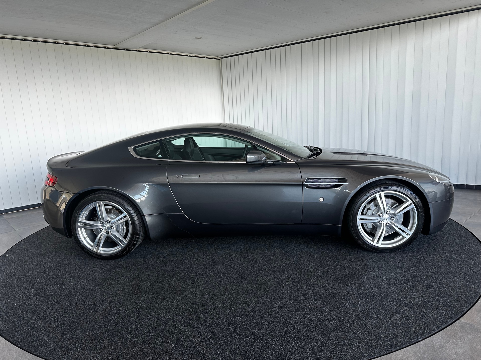 ASTON MARTIN V8 Vantage 4.7-showroom-element-3