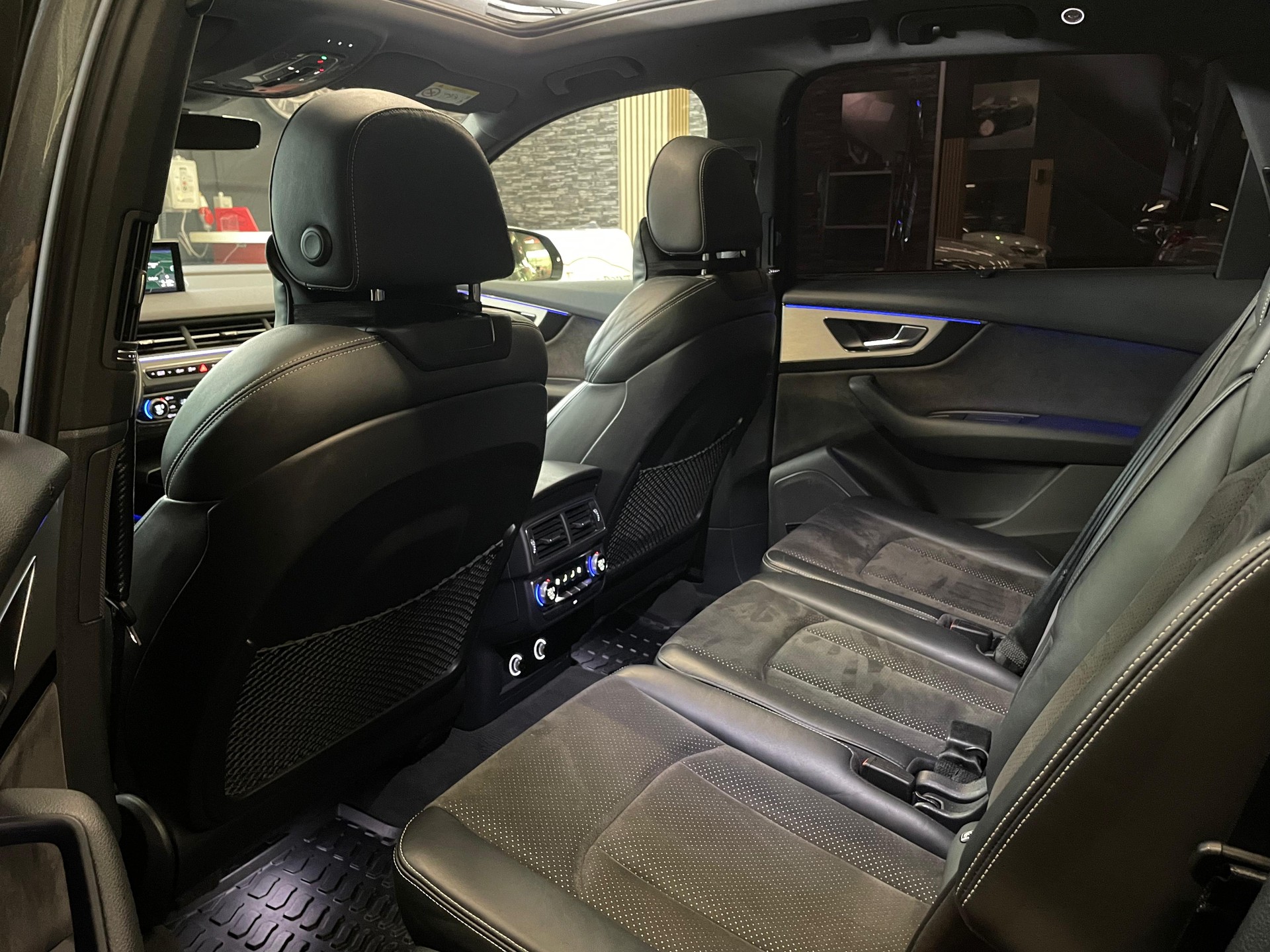 AUDI SQ7 4.0 TDI quattro tiptronic-image-11