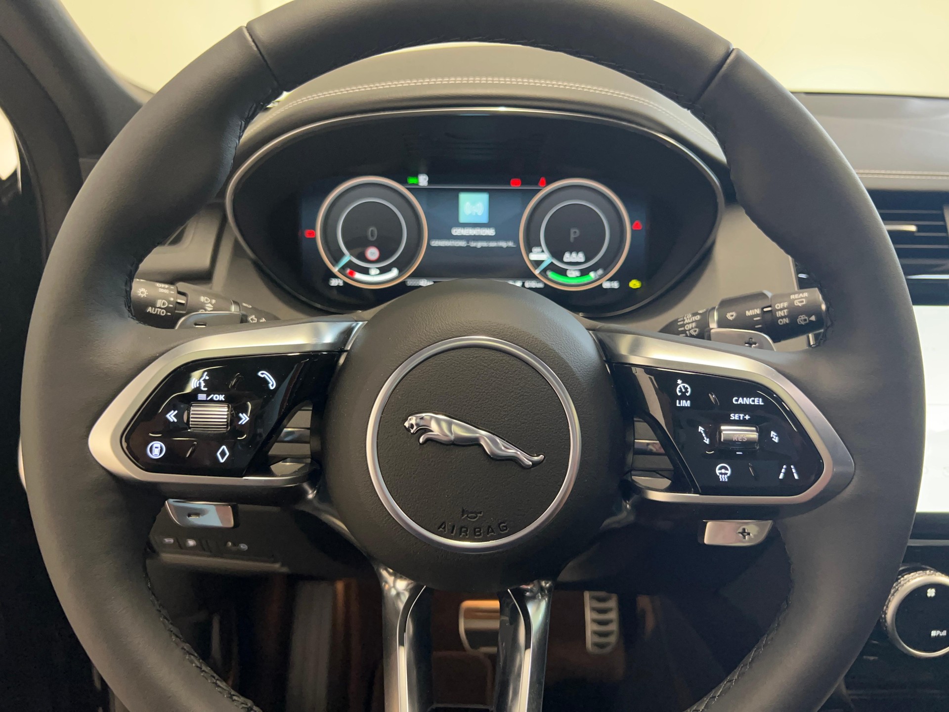 JAGUAR E-Pace 1.5 T 300e R-Dynamic SE AWD-showroom-element-3