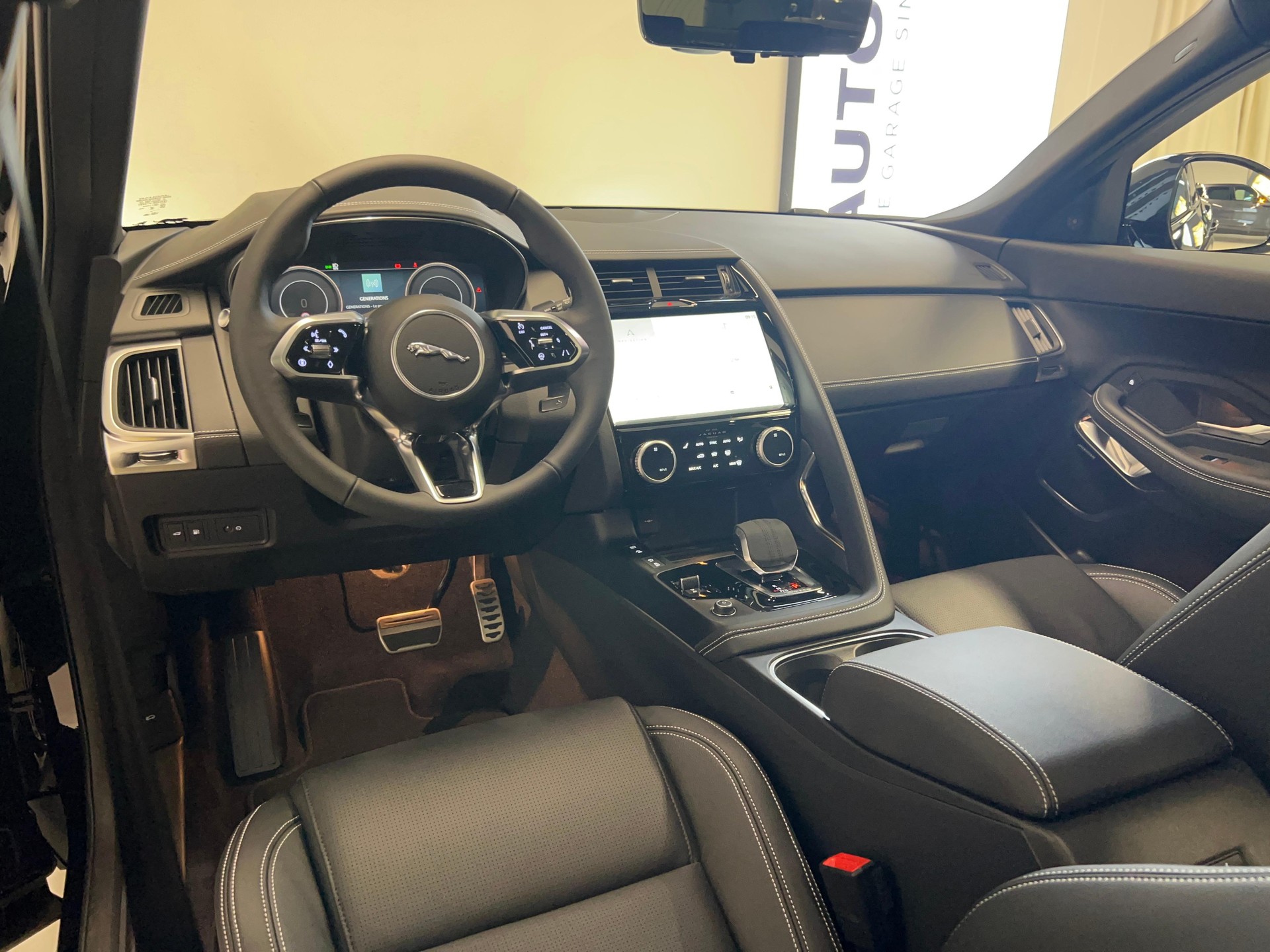 JAGUAR E-Pace 1.5 T 300e R-Dynamic SE AWD-showroom-element-2