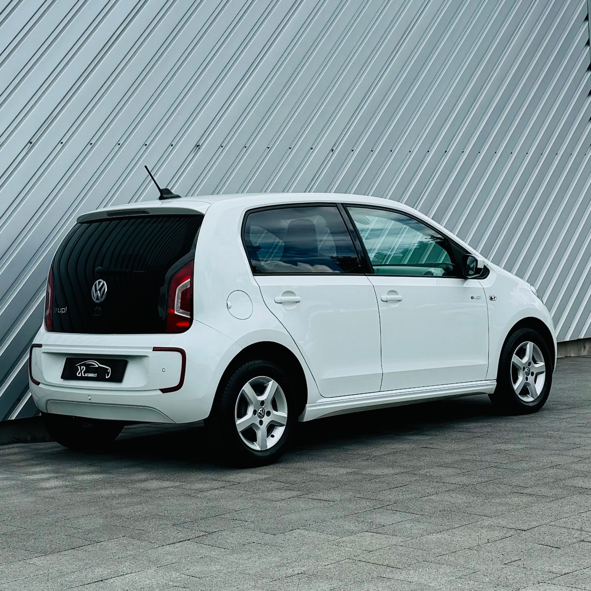 VW e-Up-showroom-element-2