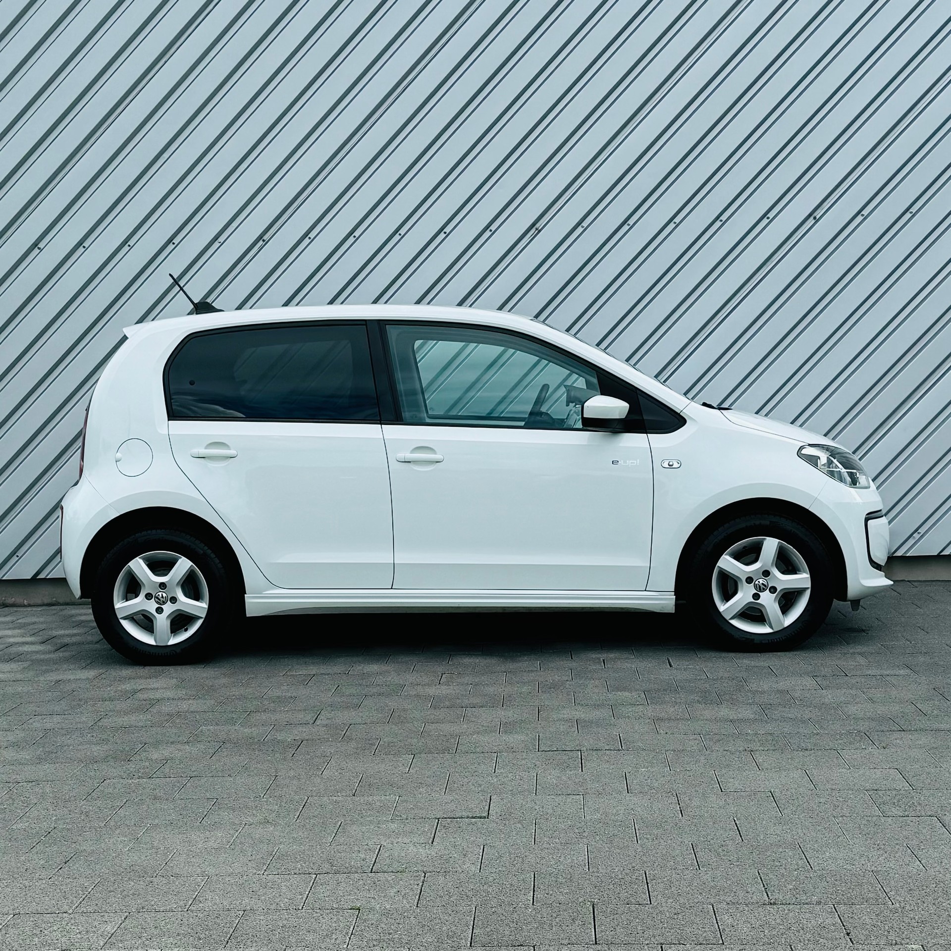 VW e-Up-showroom-element-1