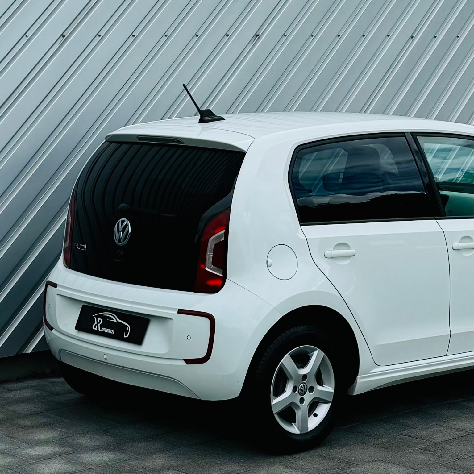 VW e-Up-showroom-element-3