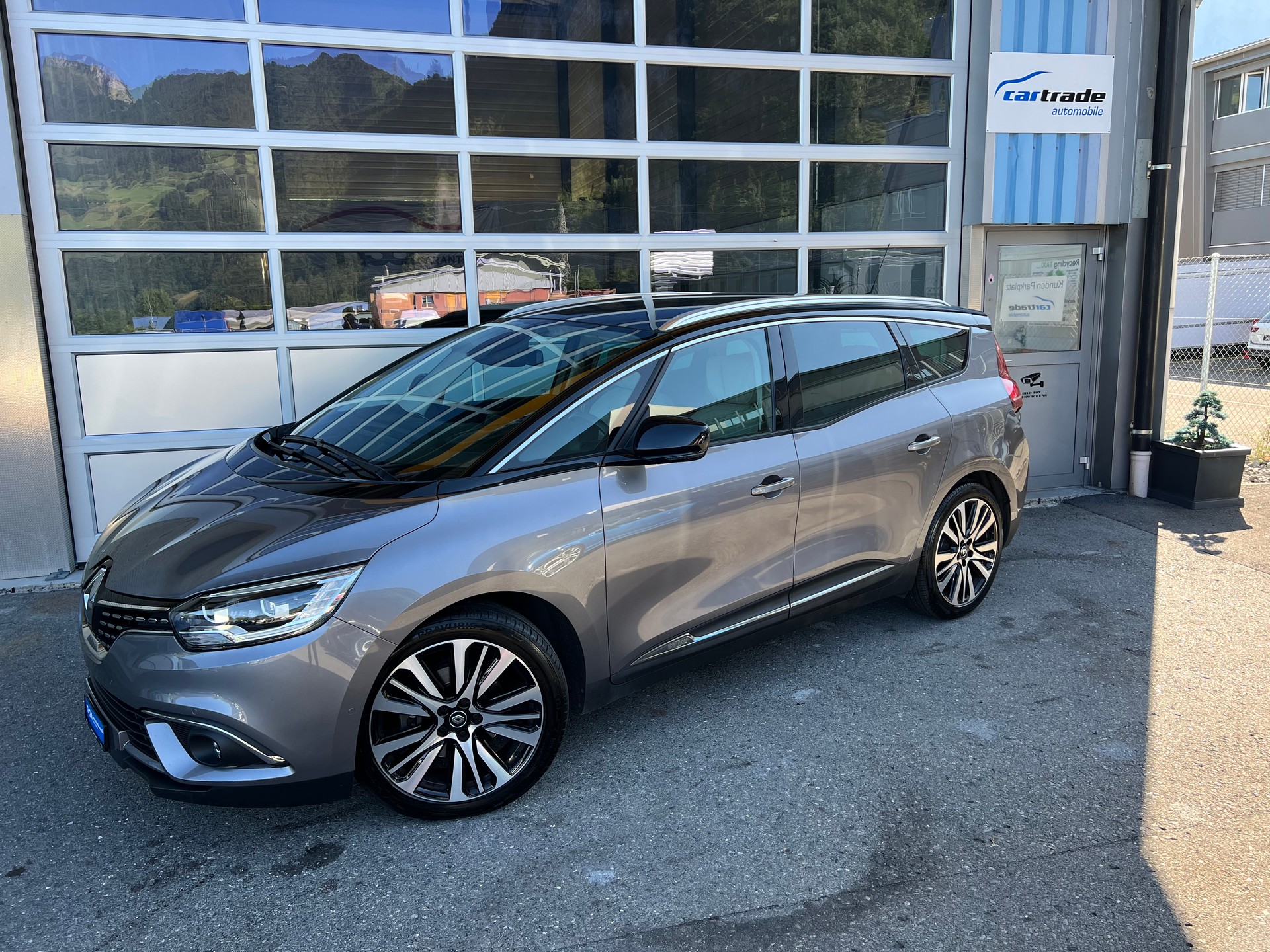 RENAULT Grand Scénic 1.6 dCi Initiale Paris *** 7 Sitze * Panoramadach* Head-up-Display * Assistenten-Paket * Garantie bis 12.2026 ***-showroom-element-1