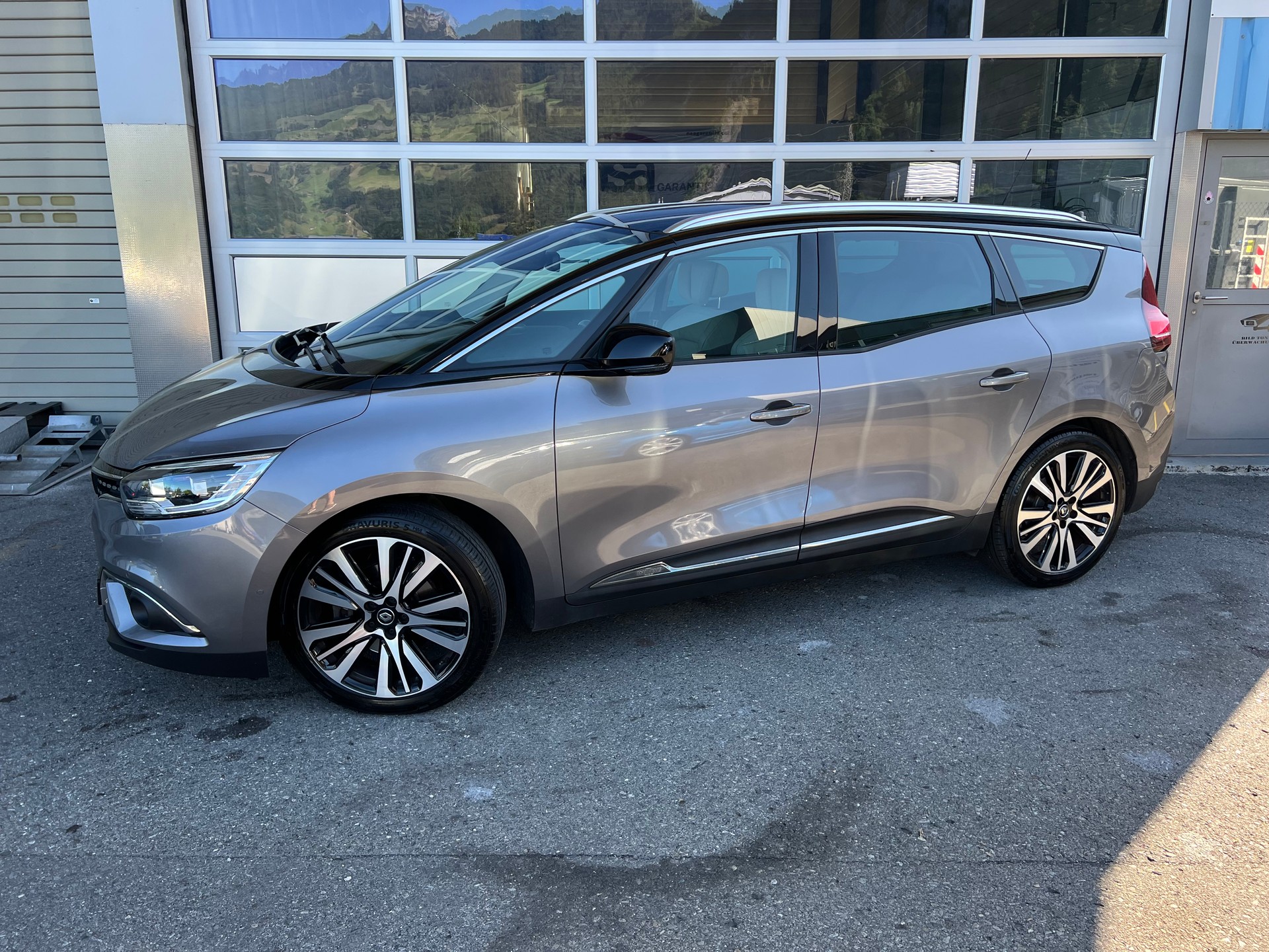 RENAULT Grand Scénic 1.6 dCi Initiale Paris *** 7 Sitze * Panoramadach* Head-up-Display * Assistenten-Paket * Garantie bis 12.2026 ***-showroom-element-3