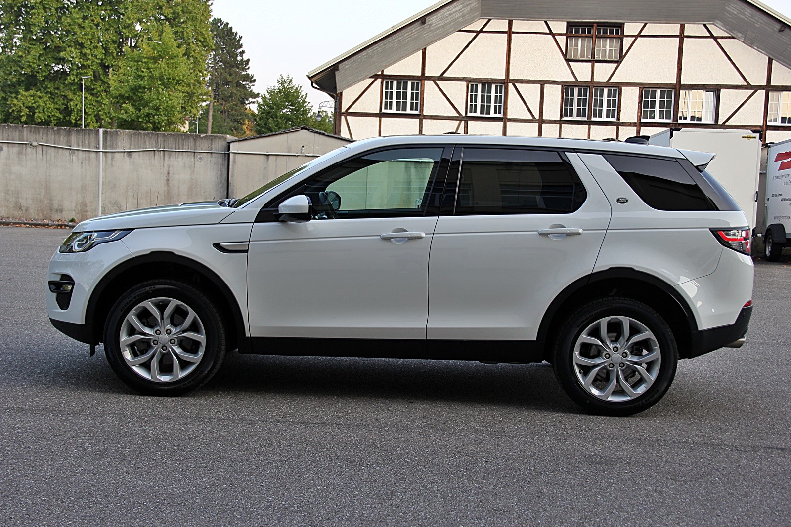 LAND ROVER Discovery Sport 2.0 TD4 HSE AT9-showroom-element-1