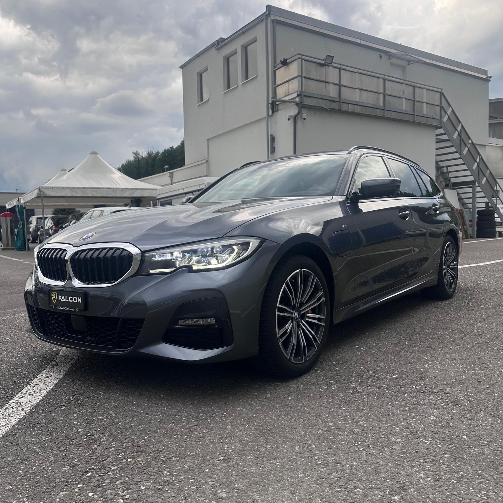 BMW 330e x DriveTouring M Sport Steptronic-showroom-element-2