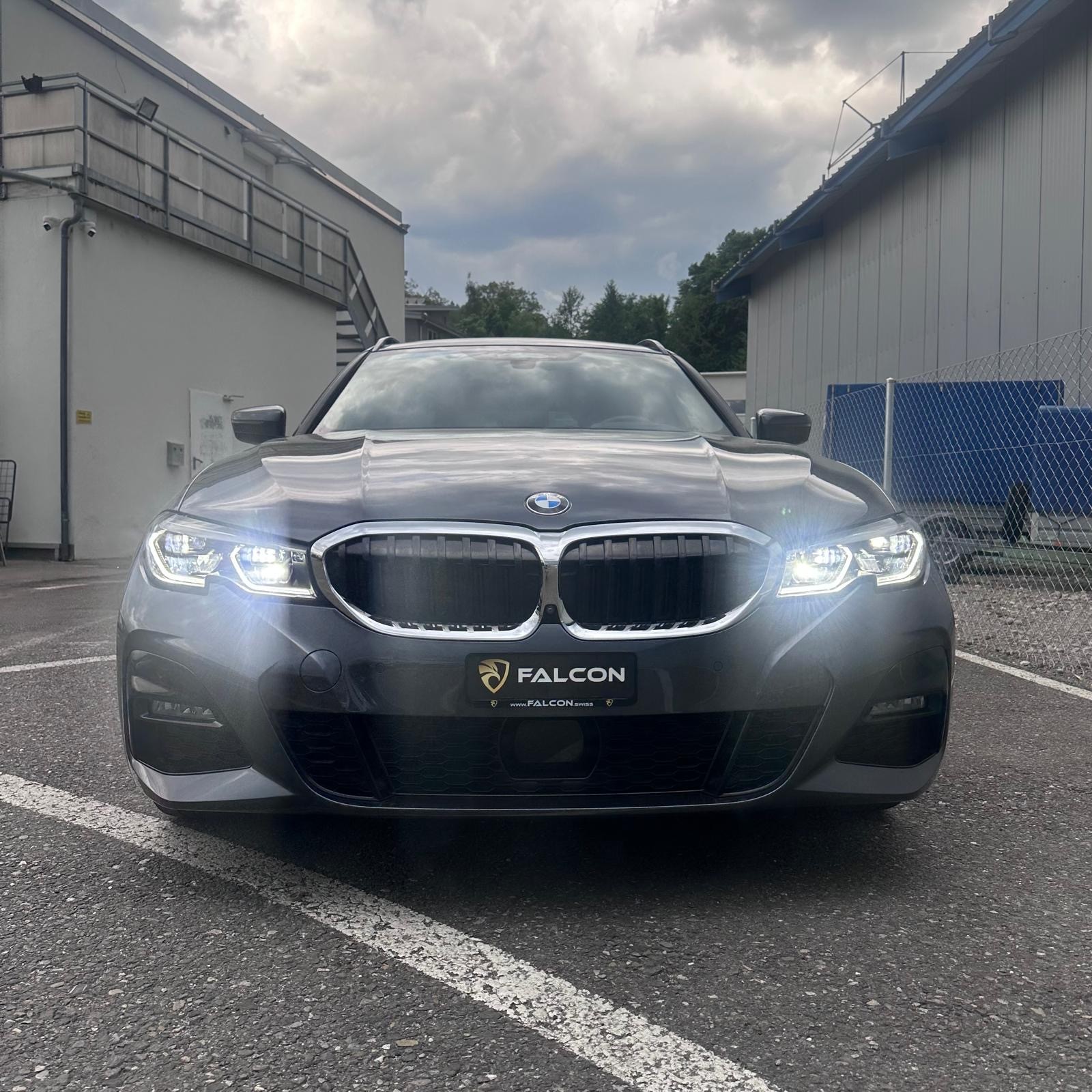 BMW 330e x DriveTouring M Sport Steptronic-showroom-element-1