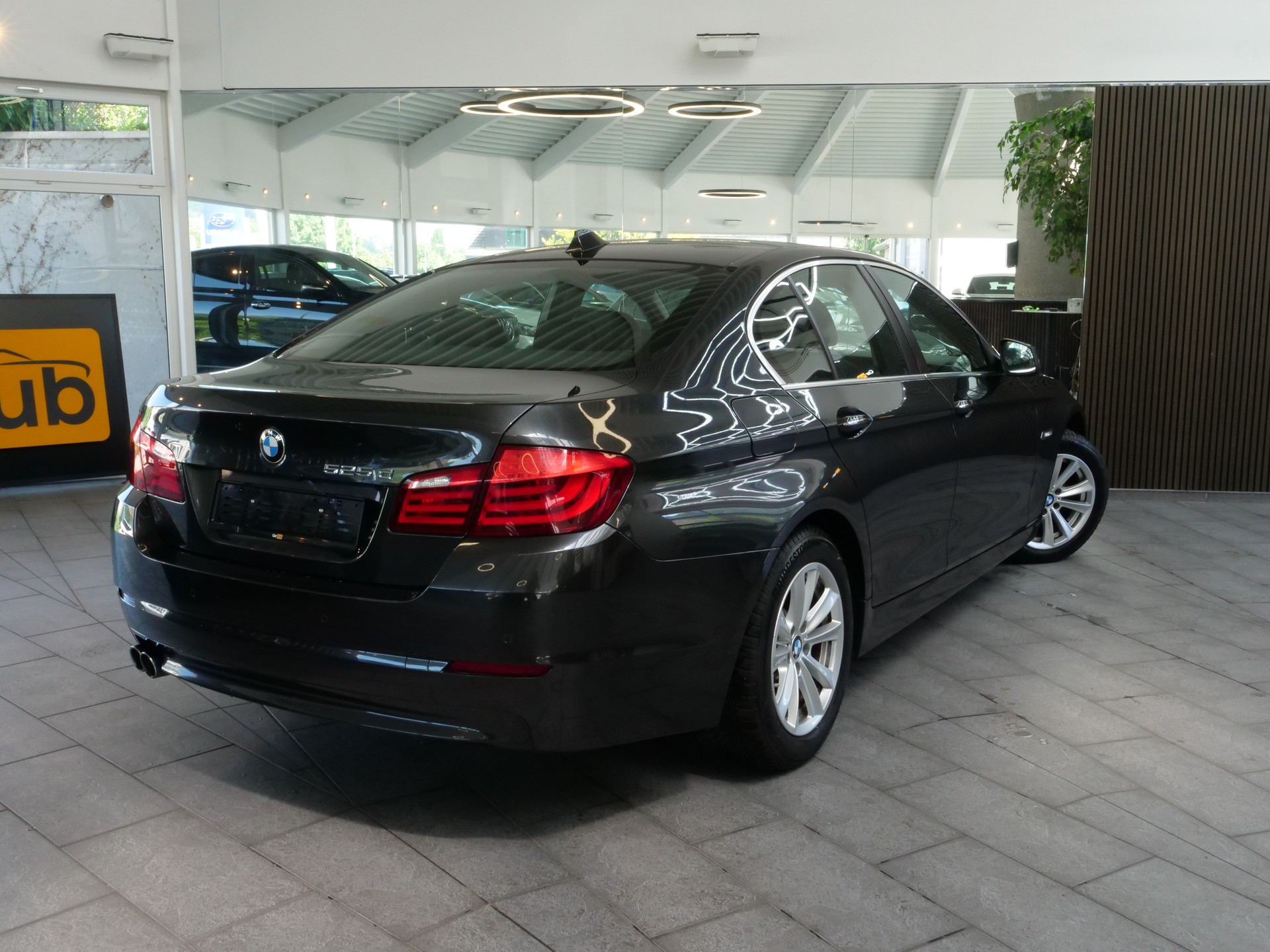 BMW 525d Steptronic-showroom-element-3