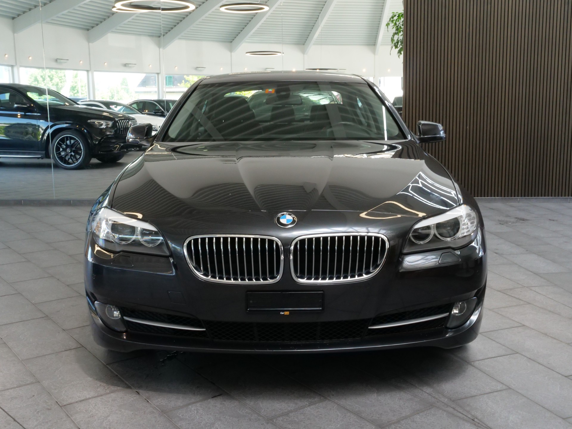 BMW 525d Steptronic-showroom-element-1