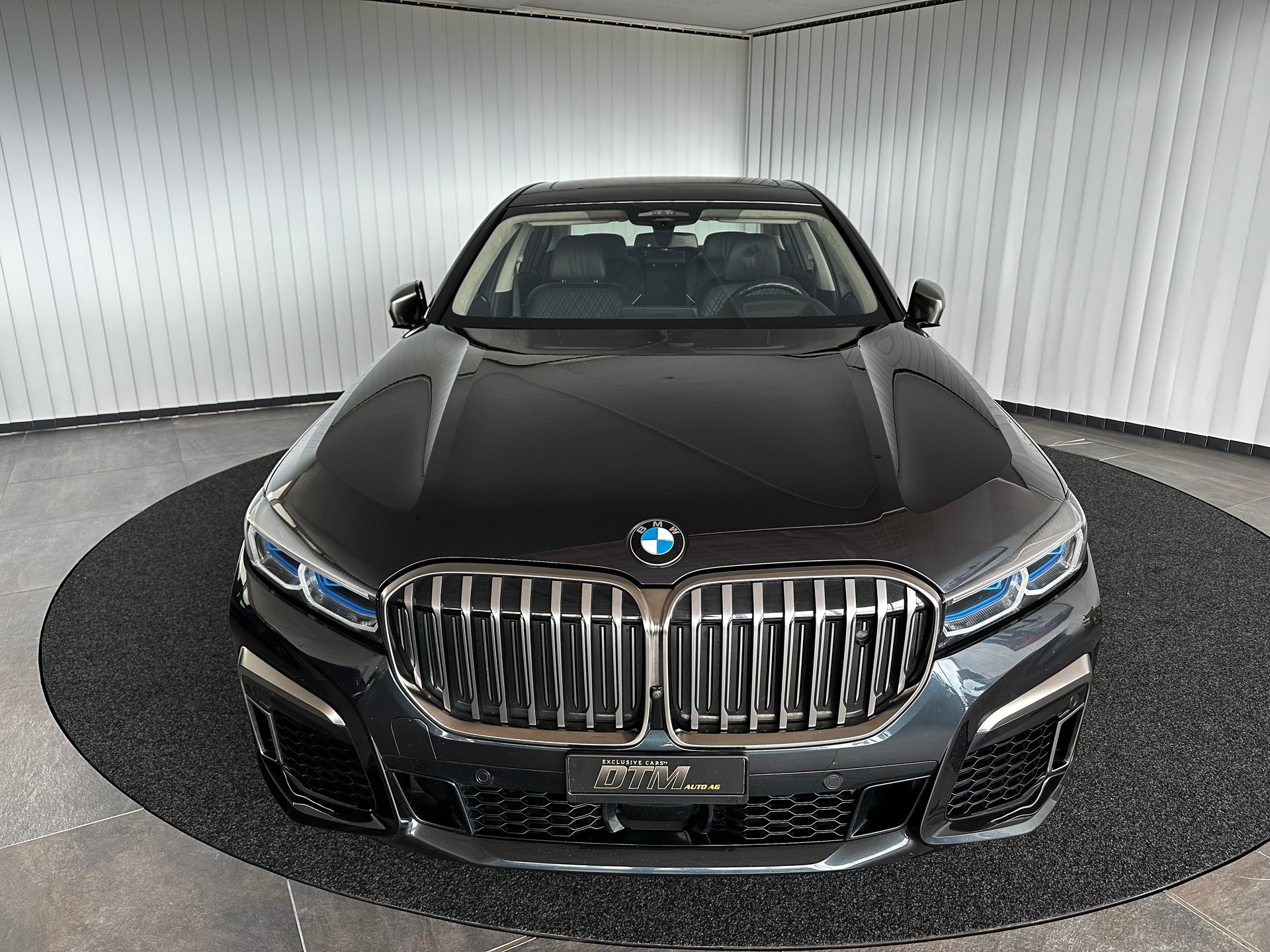 BMW M760Li xDrive-showroom-element-1