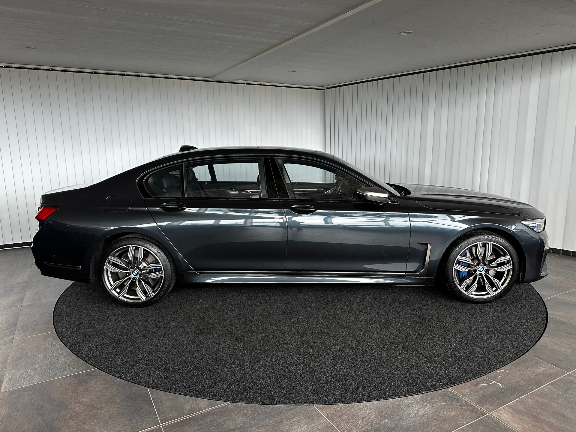 BMW M760Li xDrive-showroom-element-3
