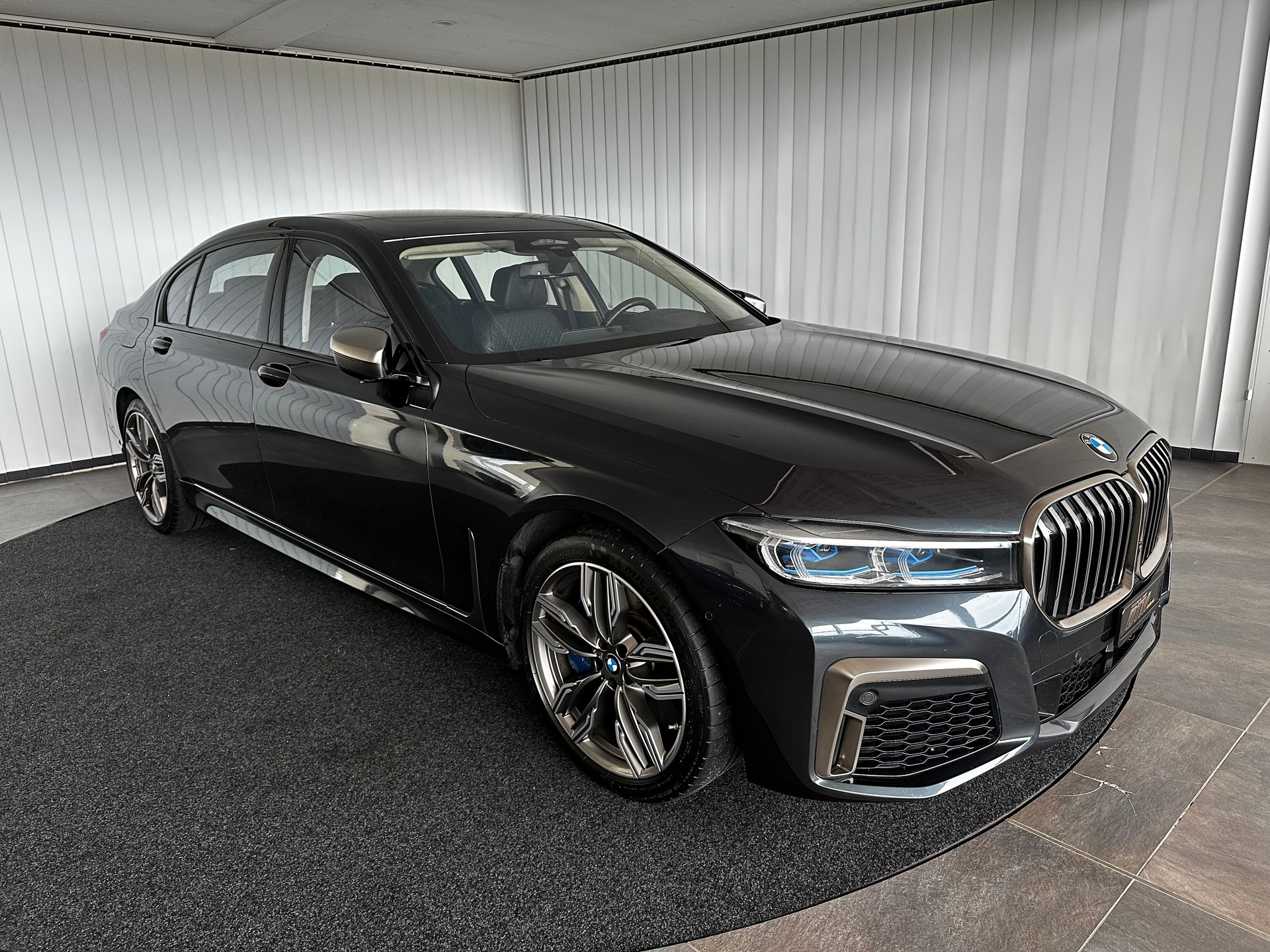 BMW M760Li xDrive-showroom-element-2