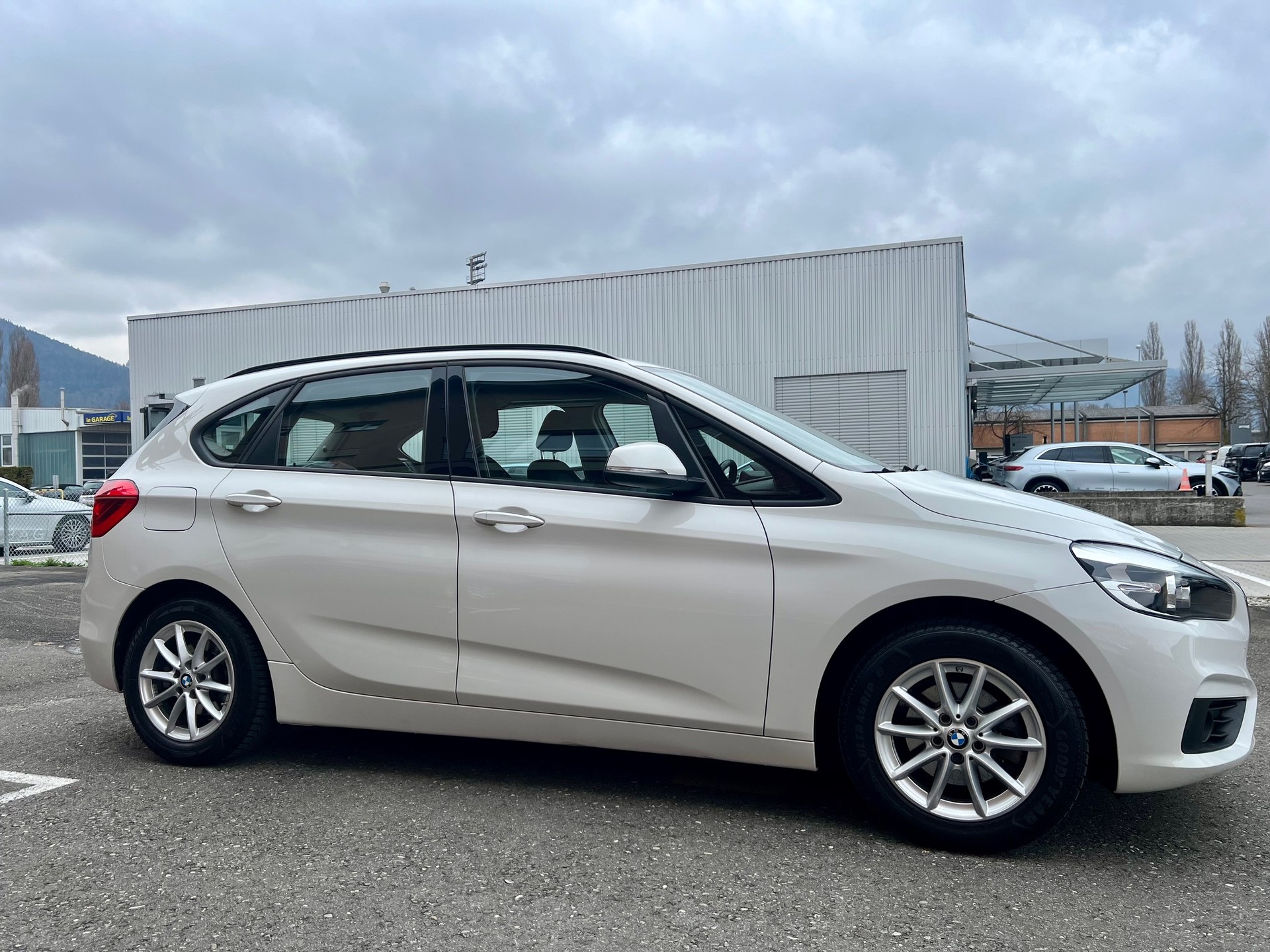 BMW 2.0 Diesel Active Tourer-showroom-element-2