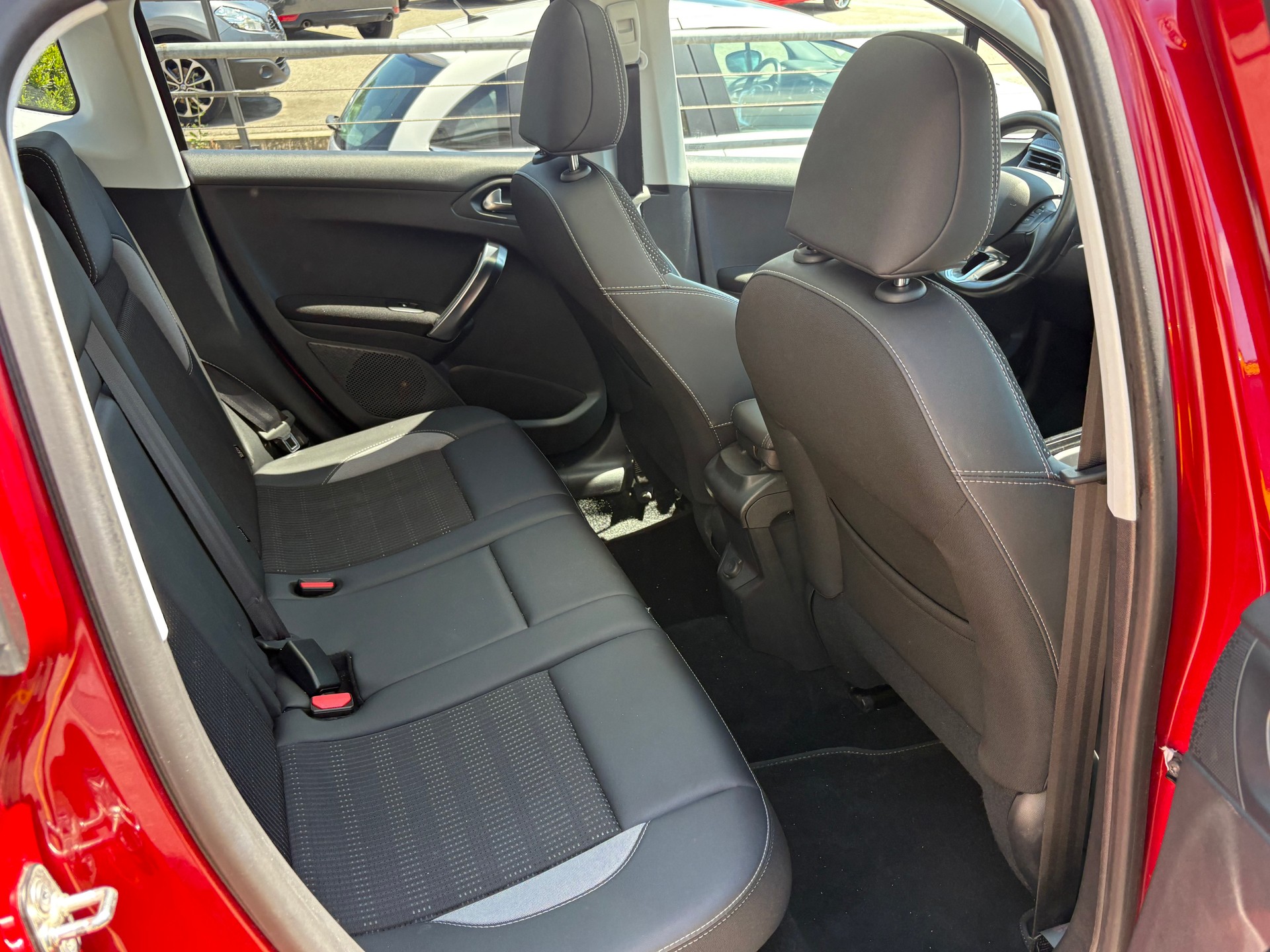 PEUGEOT 2008 1.2 PureTech Allurre EAT6-image-11