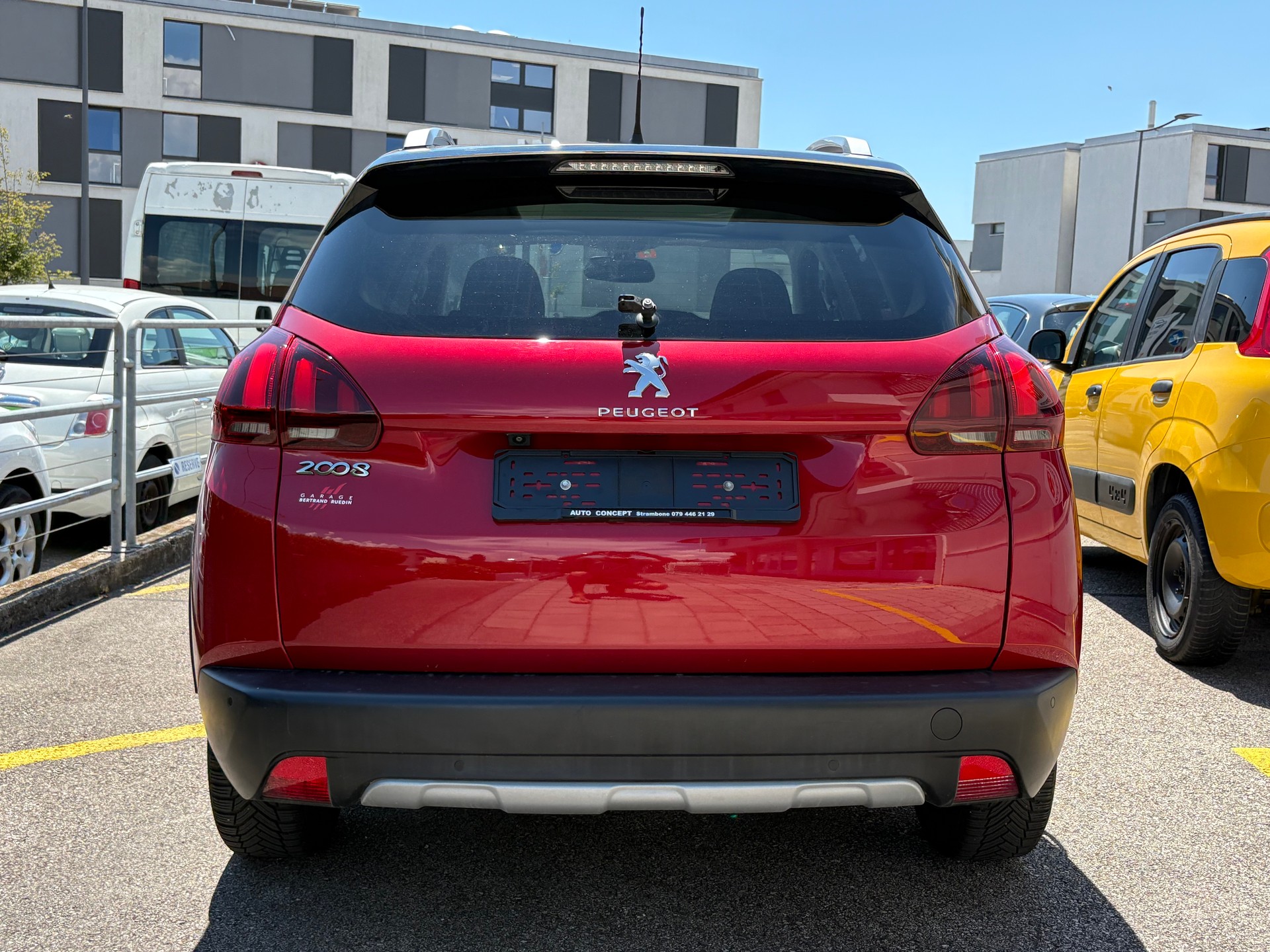 PEUGEOT 2008 1.2 PureTech Allurre EAT6-image-1