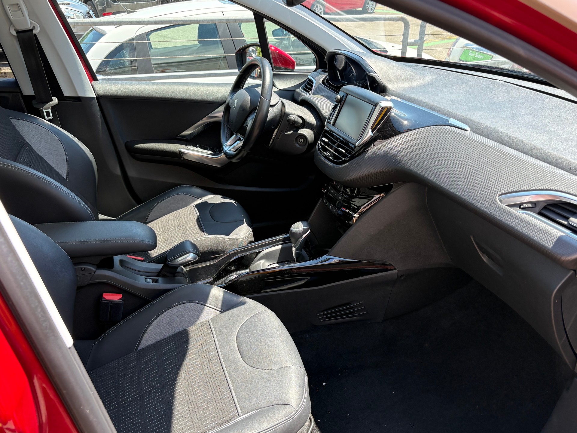 PEUGEOT 2008 1.2 PureTech Allurre EAT6-image-10