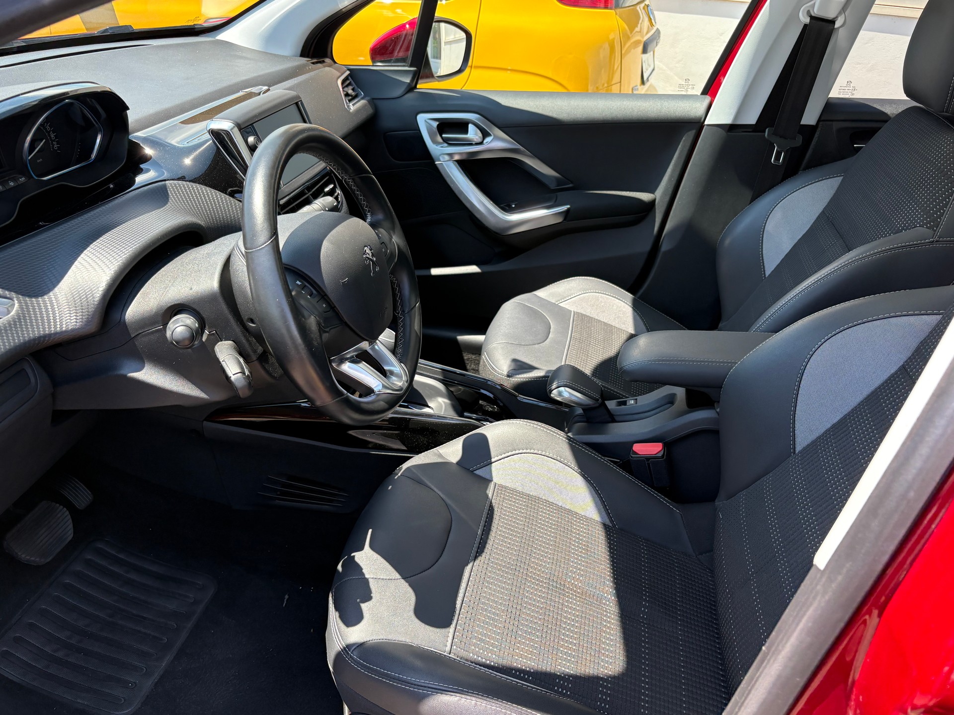 PEUGEOT 2008 1.2 PureTech Allurre EAT6-image-7