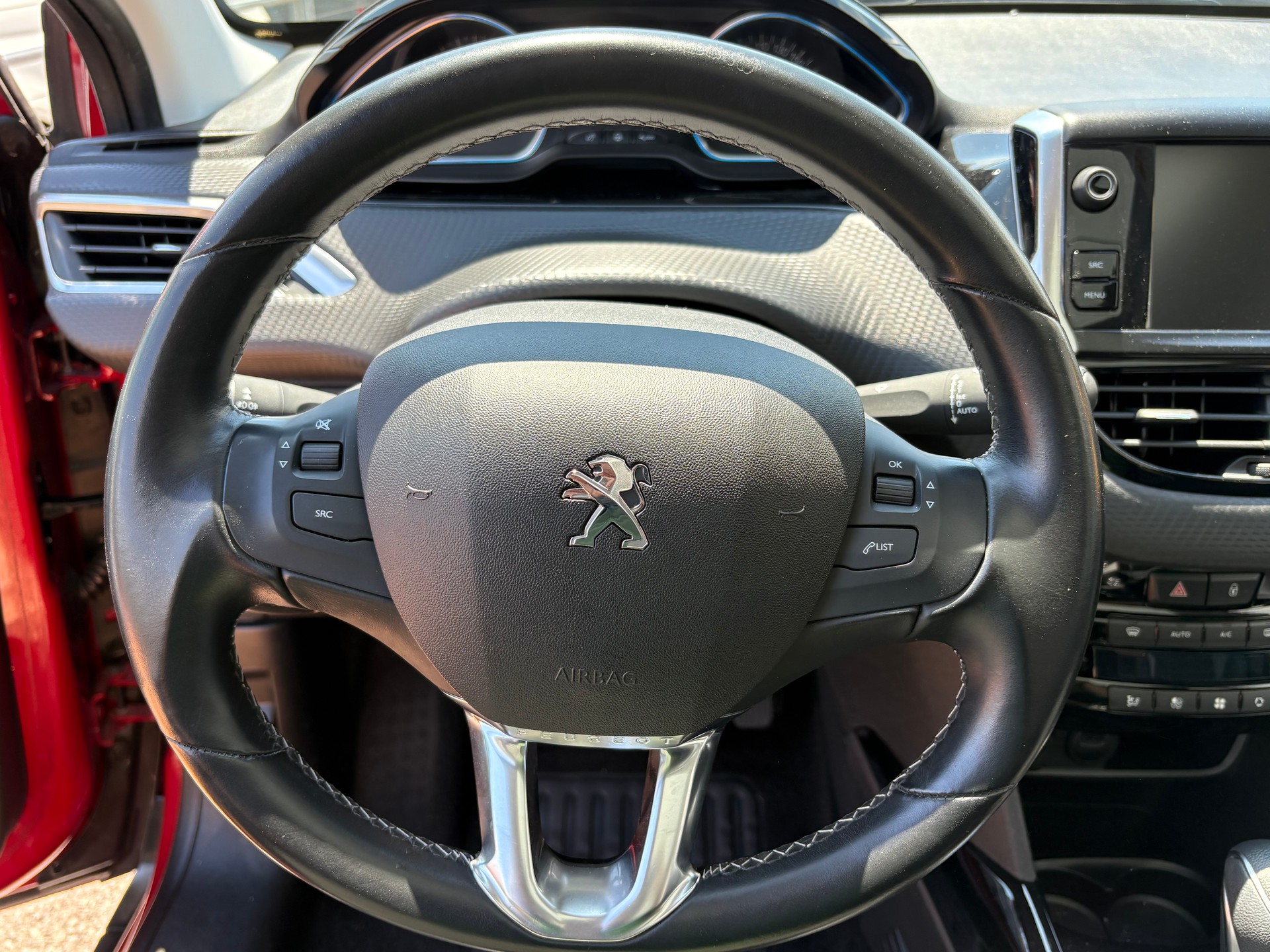 PEUGEOT 2008 1.2 PureTech Allurre EAT6-image-6