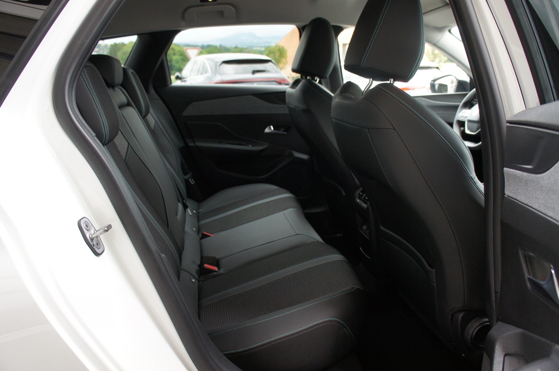 PEUGEOT 308 SW 1.5 BlueHDI Allure Pack EAT8-image-9