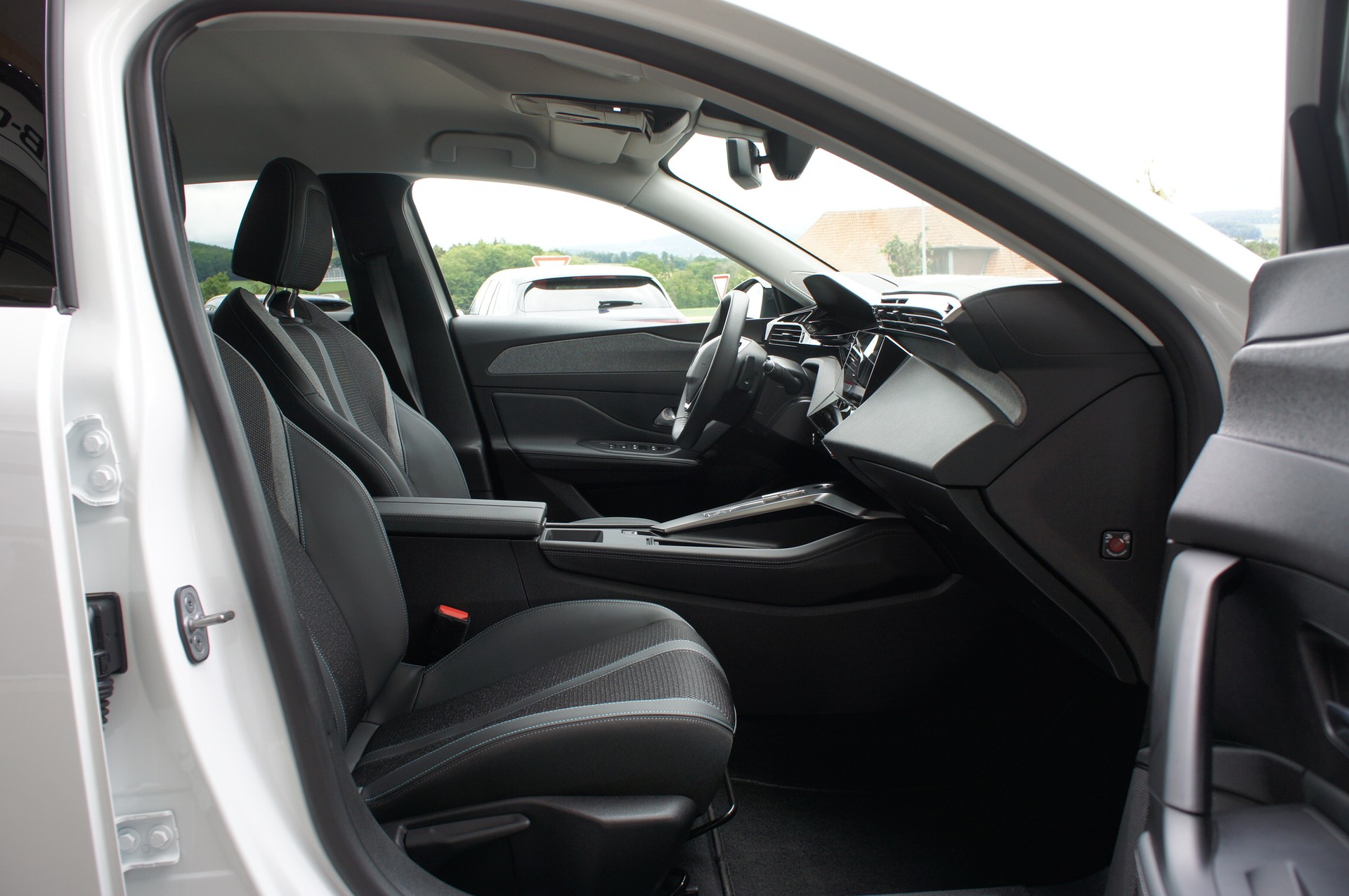 PEUGEOT 308 SW 1.5 BlueHDI Allure Pack EAT8-image-8
